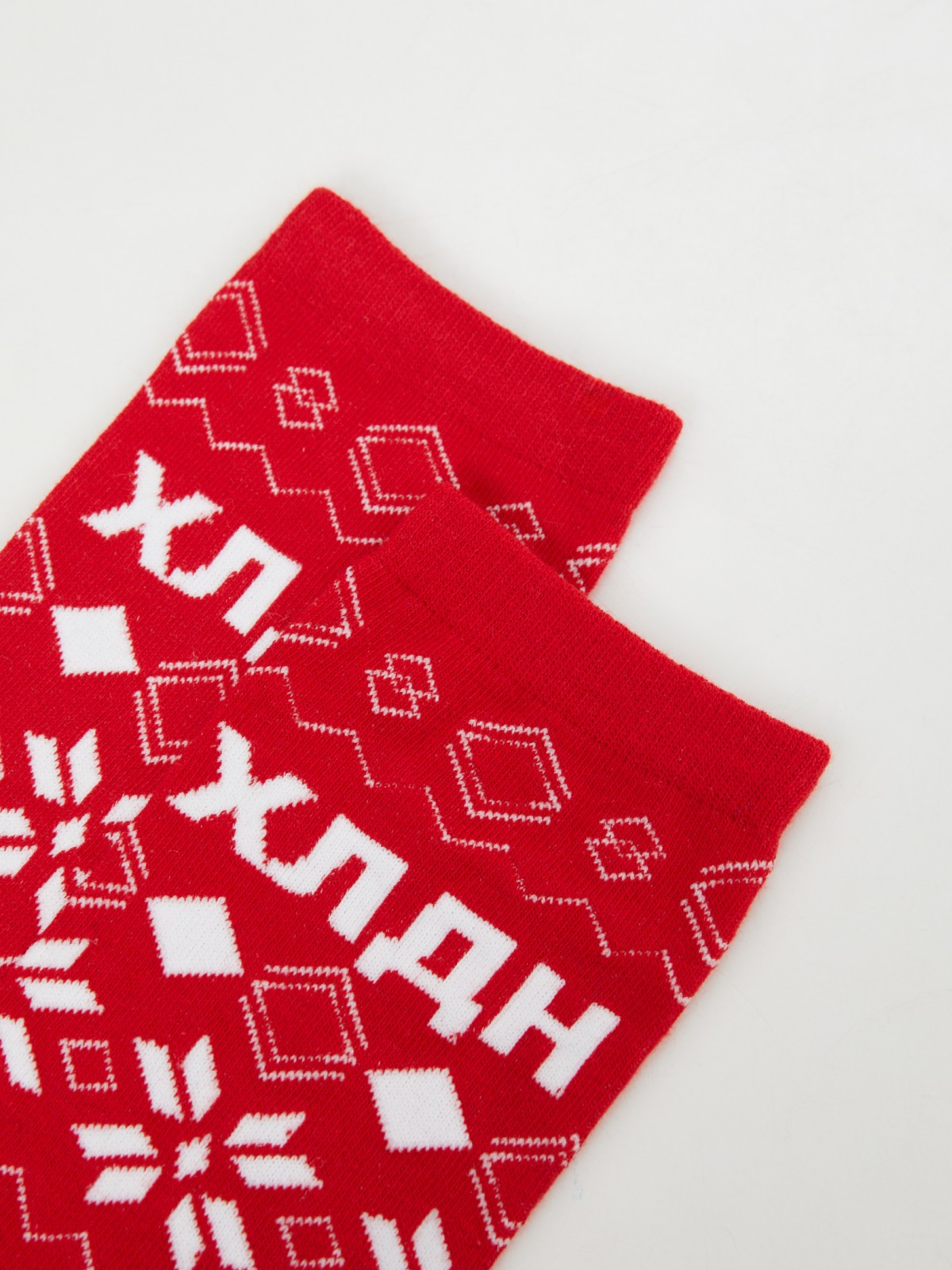 Высокие носки с зимним узором