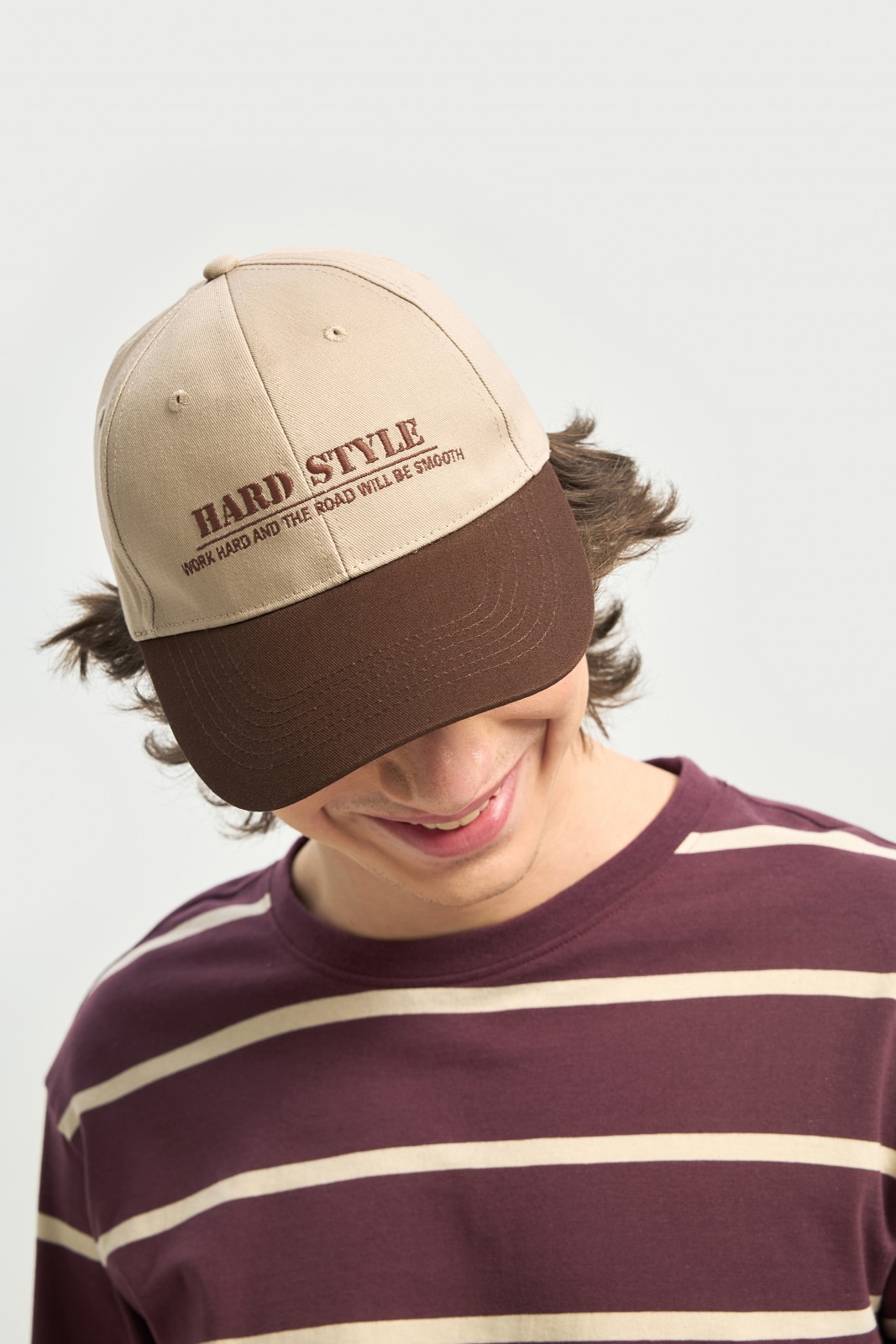 Тканевая бейсболка с контрастным козырьком