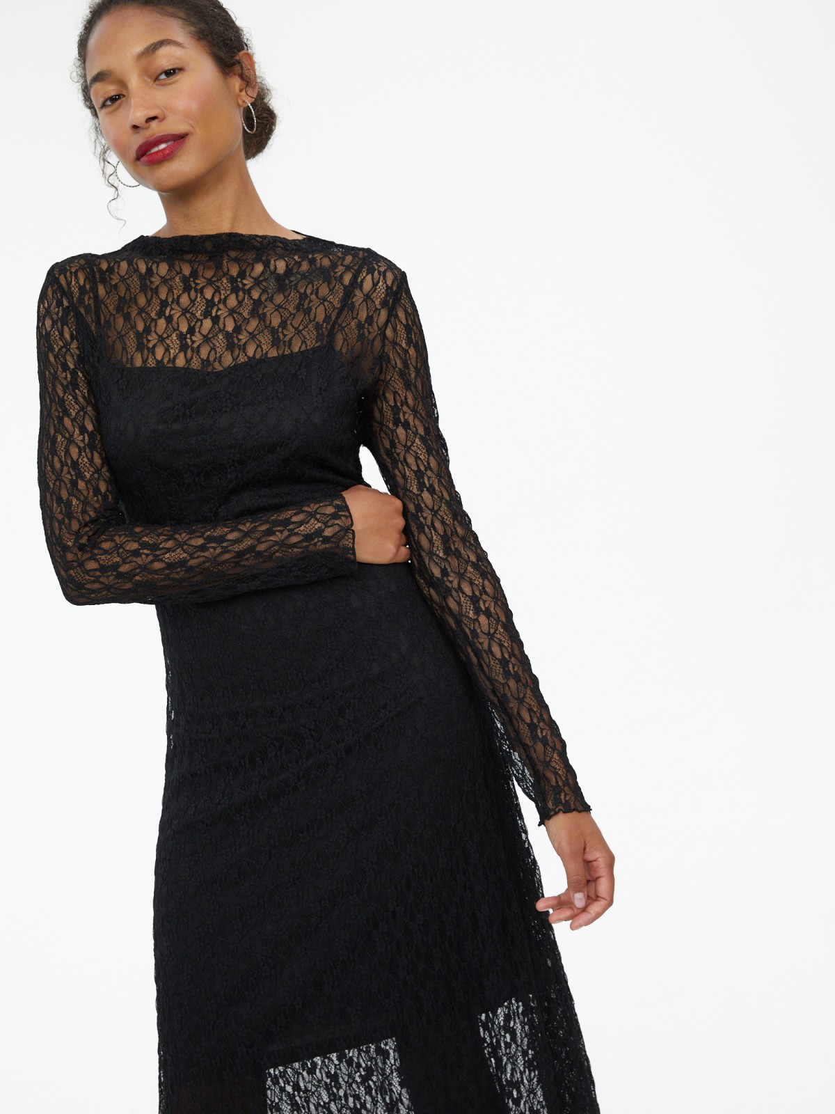 Асимметричное платье из кружева с нижней комбинацией