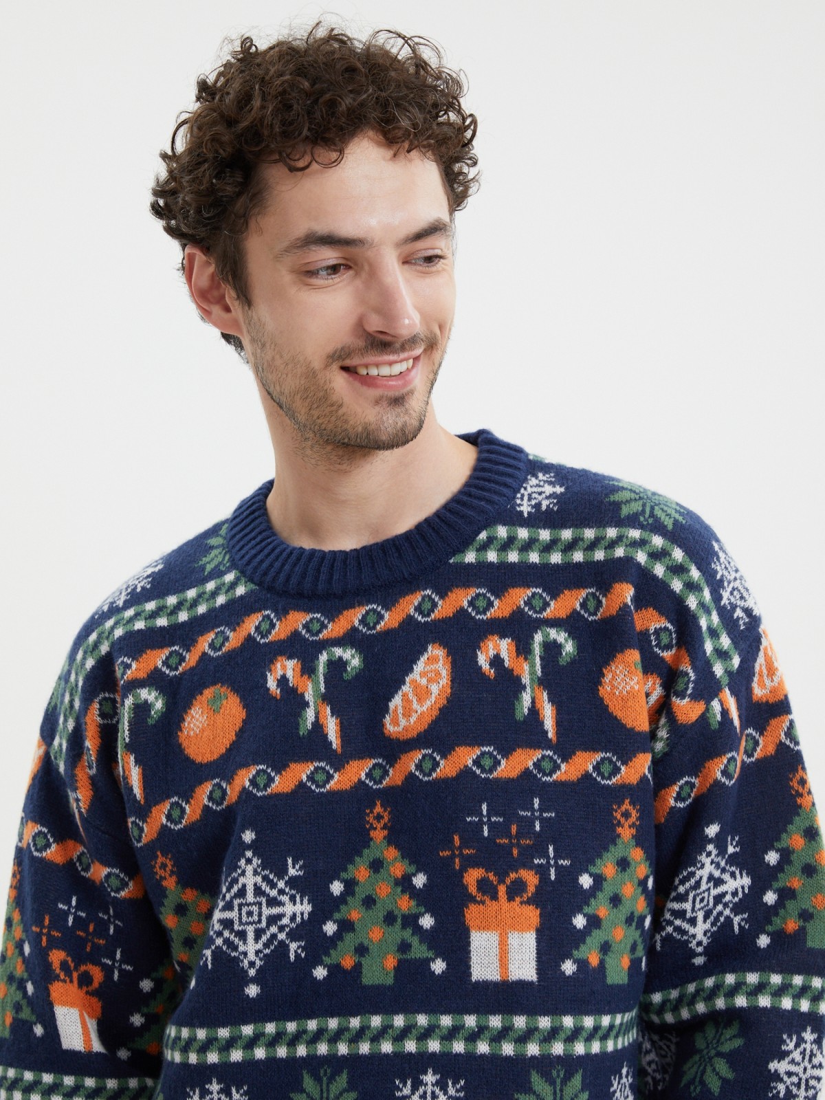 Вязаный джемпер с новогодним узором