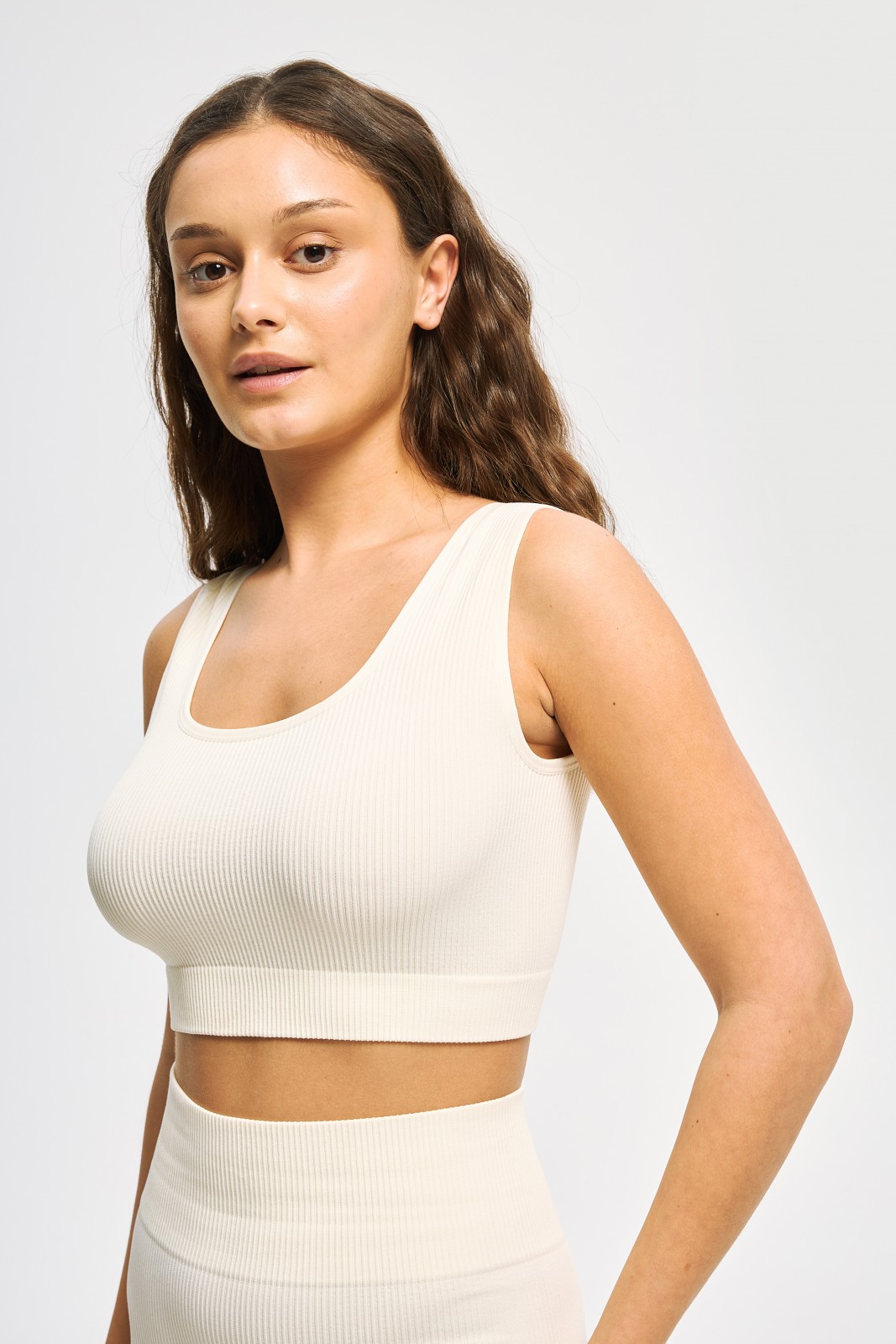 Трикотажный кроп топ без рукавов