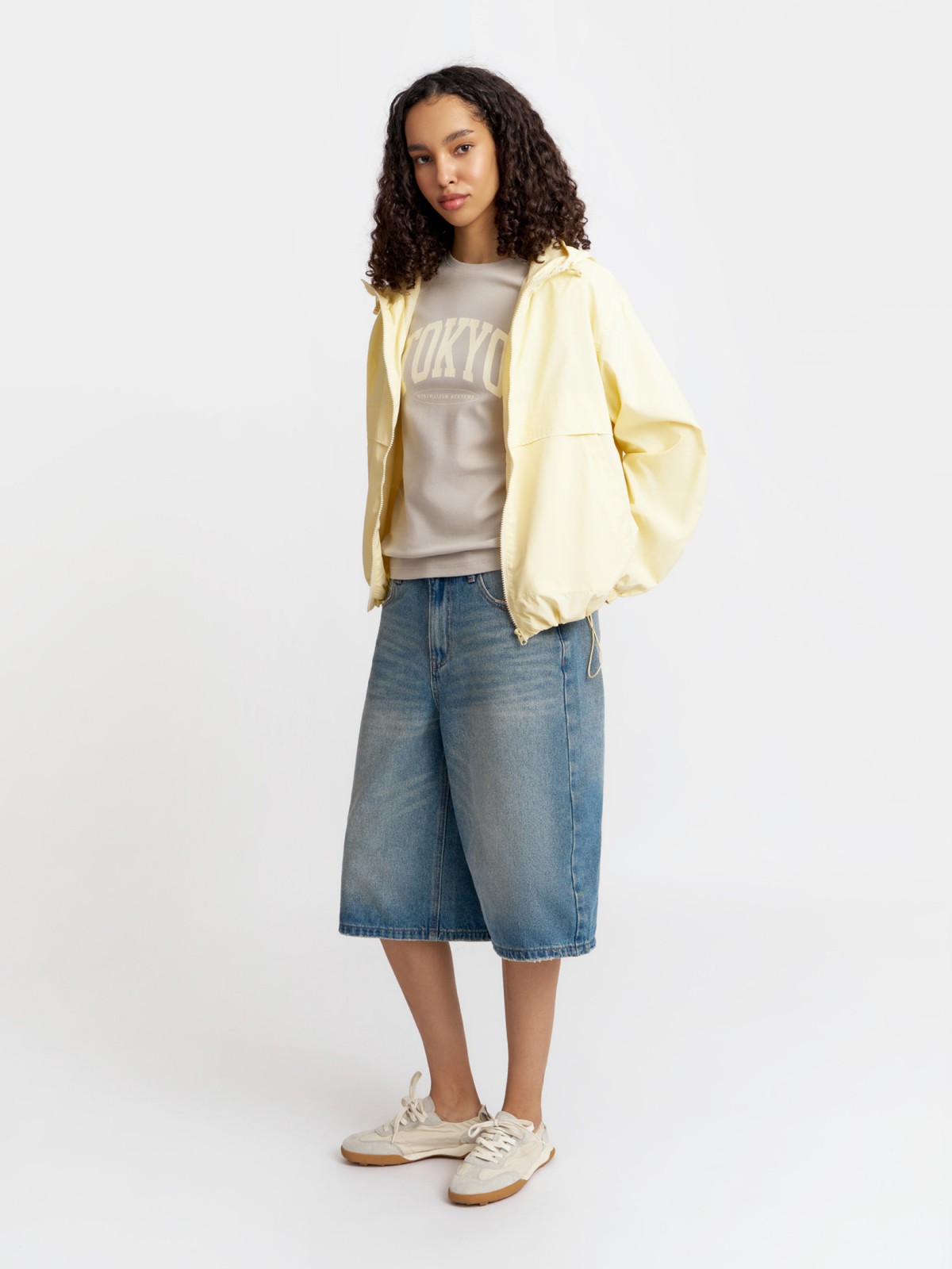 Куртка-ветровка с капюшоном без утеплителя