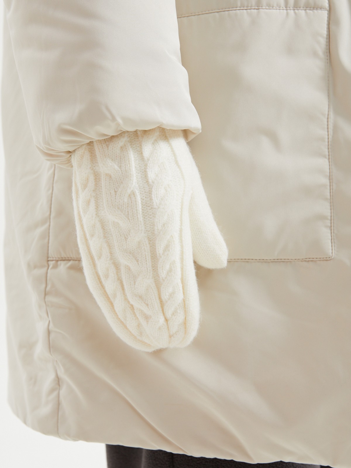 Тёплые вязаные варежки с косами