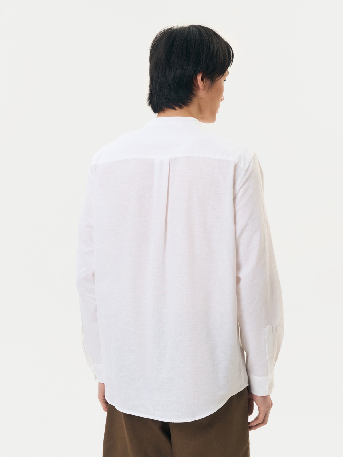 Льняная рубашка с воротником-стойкой