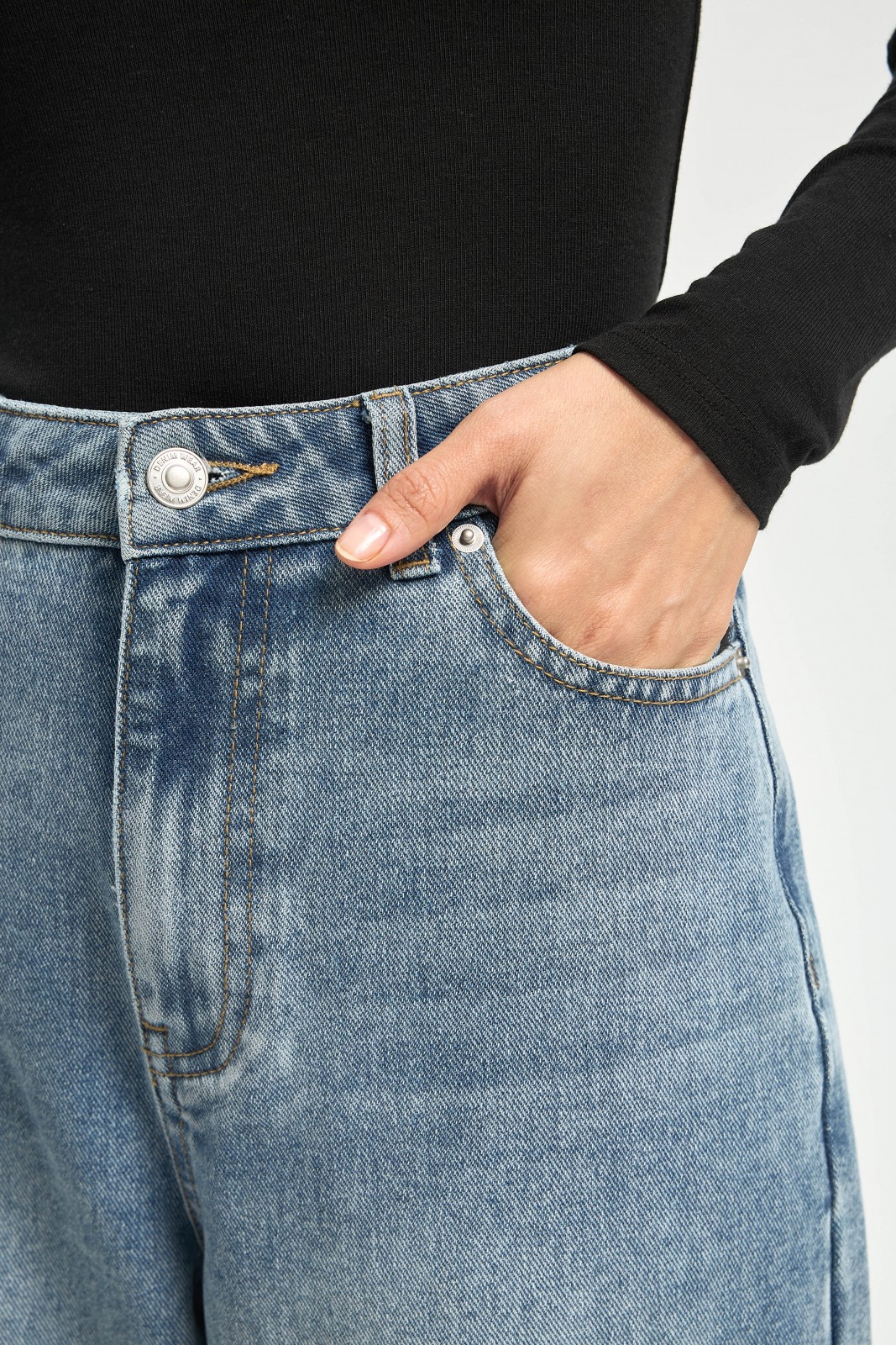 Джинсы силуэта Wide