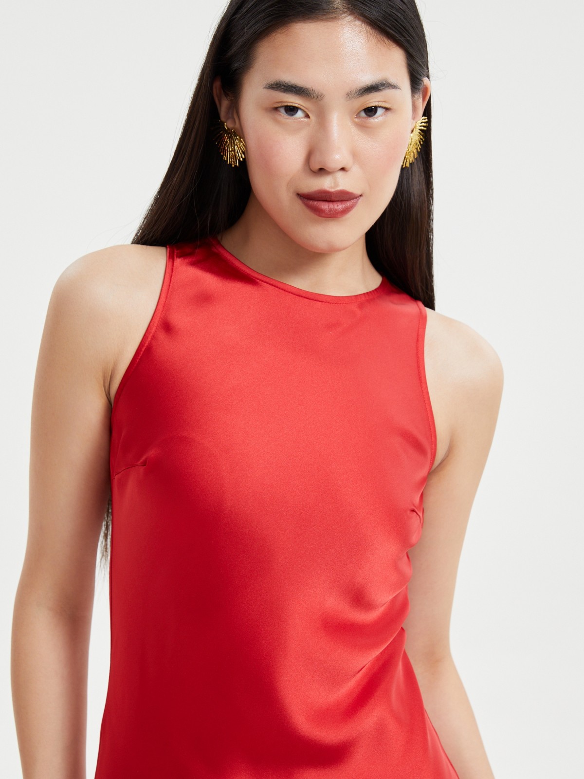 Атласное платье миди без рукавов