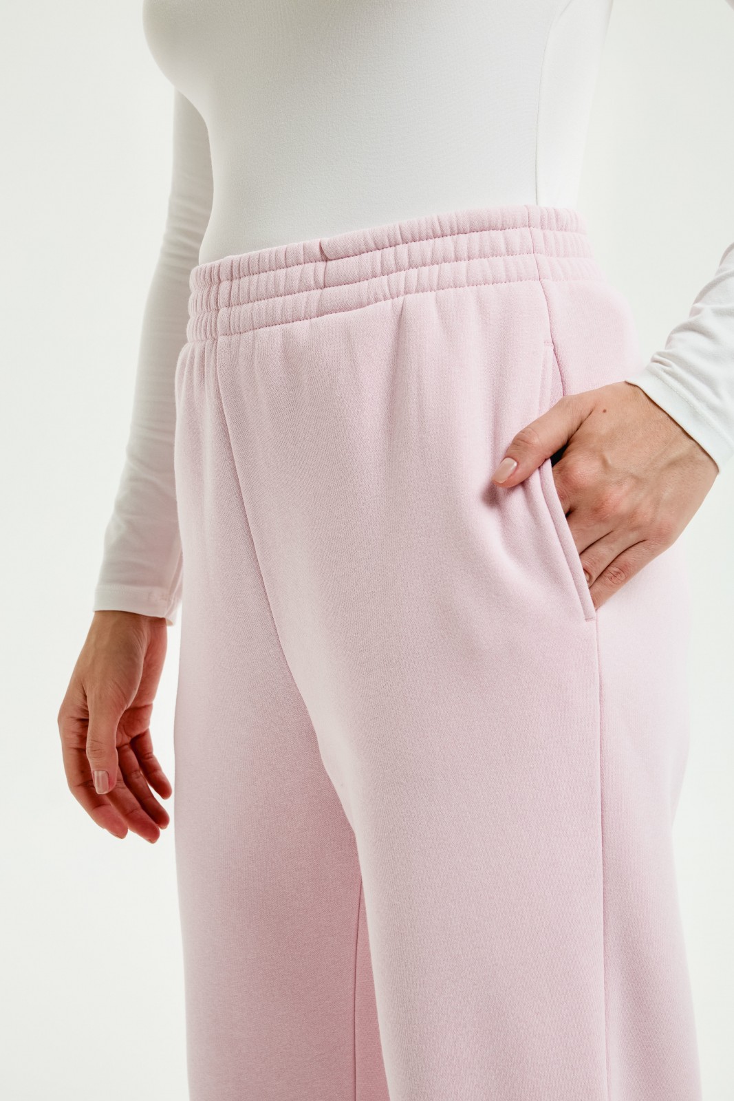 Утеплённые брюки-джоггеры на резинке