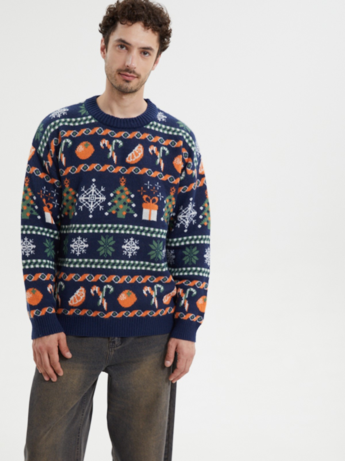 Вязаный джемпер с новогодним узором