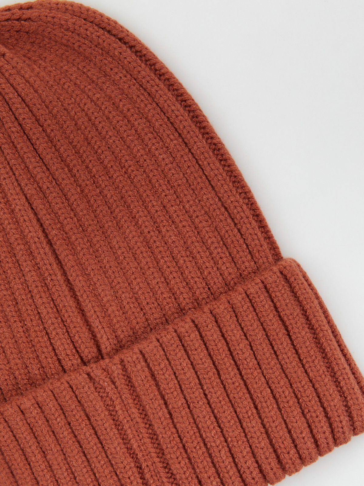 Вязаная шапка-бини с отворотом