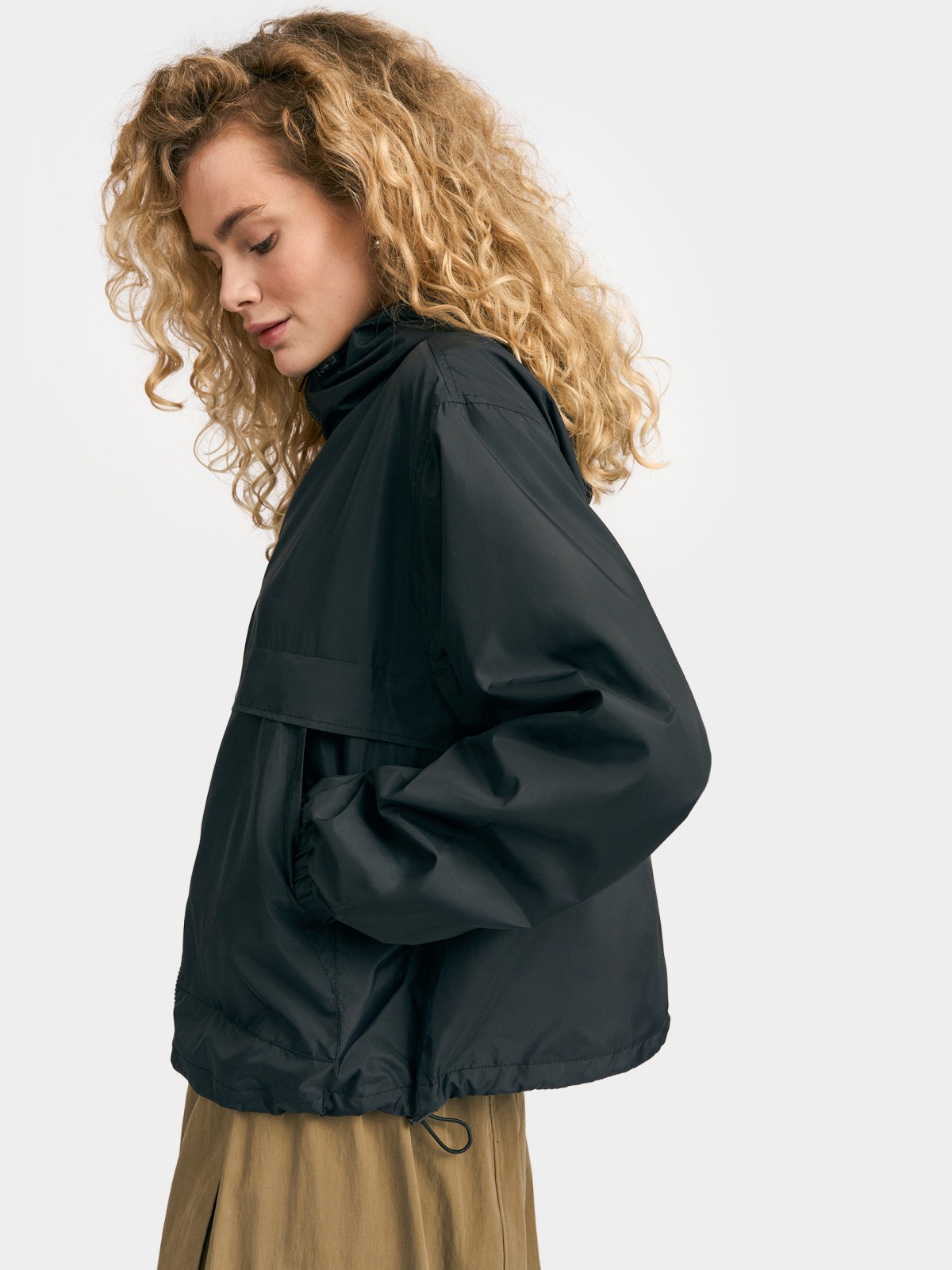 Куртка-ветровка с капюшоном без утеплителя