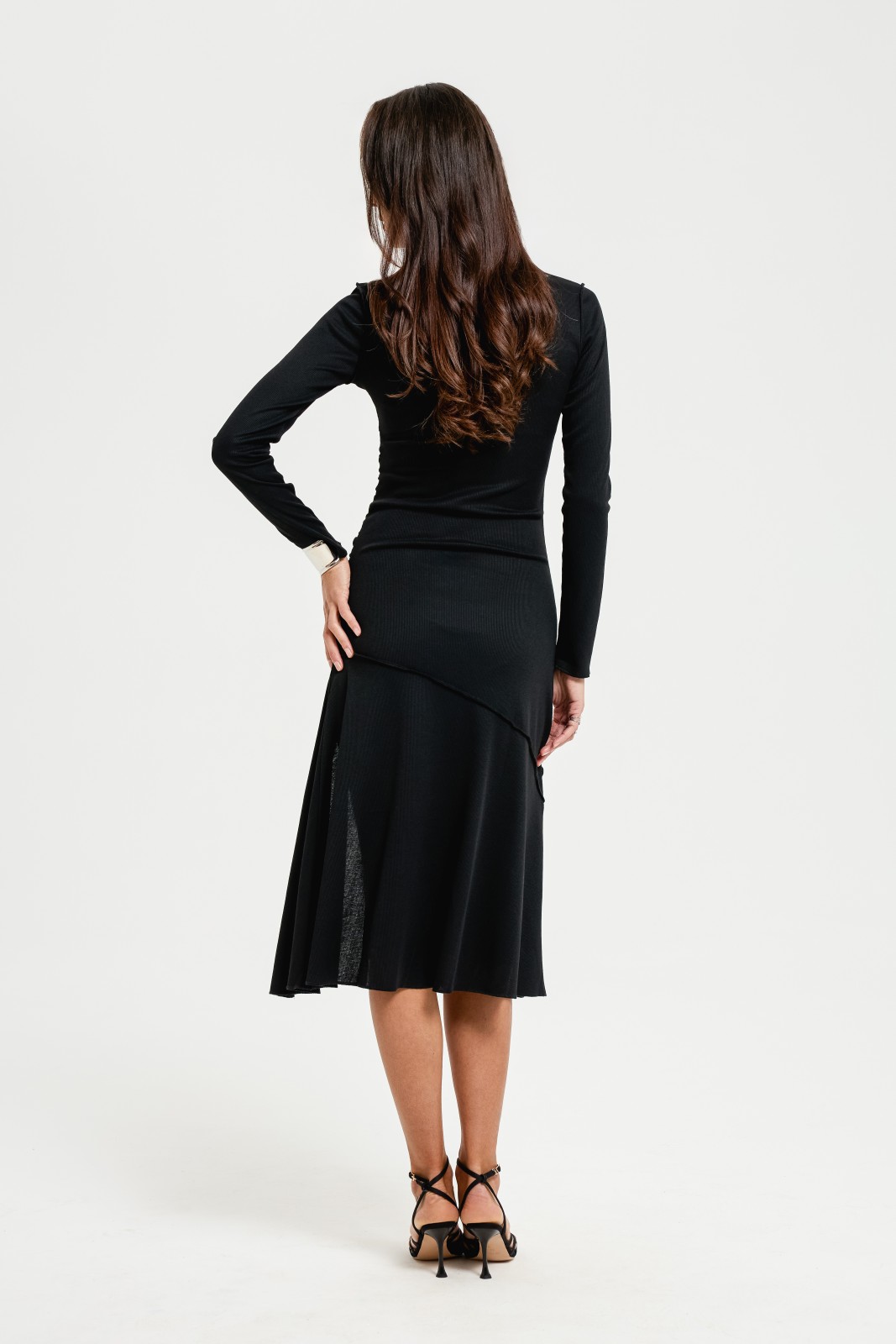 Трикотажное платье миди с разрезом