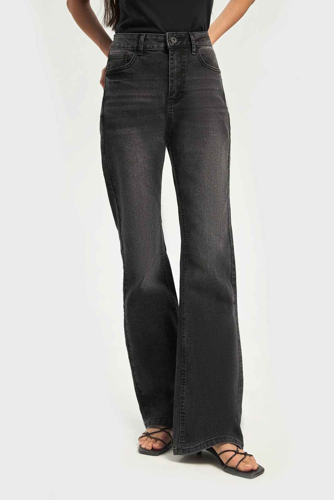 Джинсы силуэта Bootcut со средней посадкой