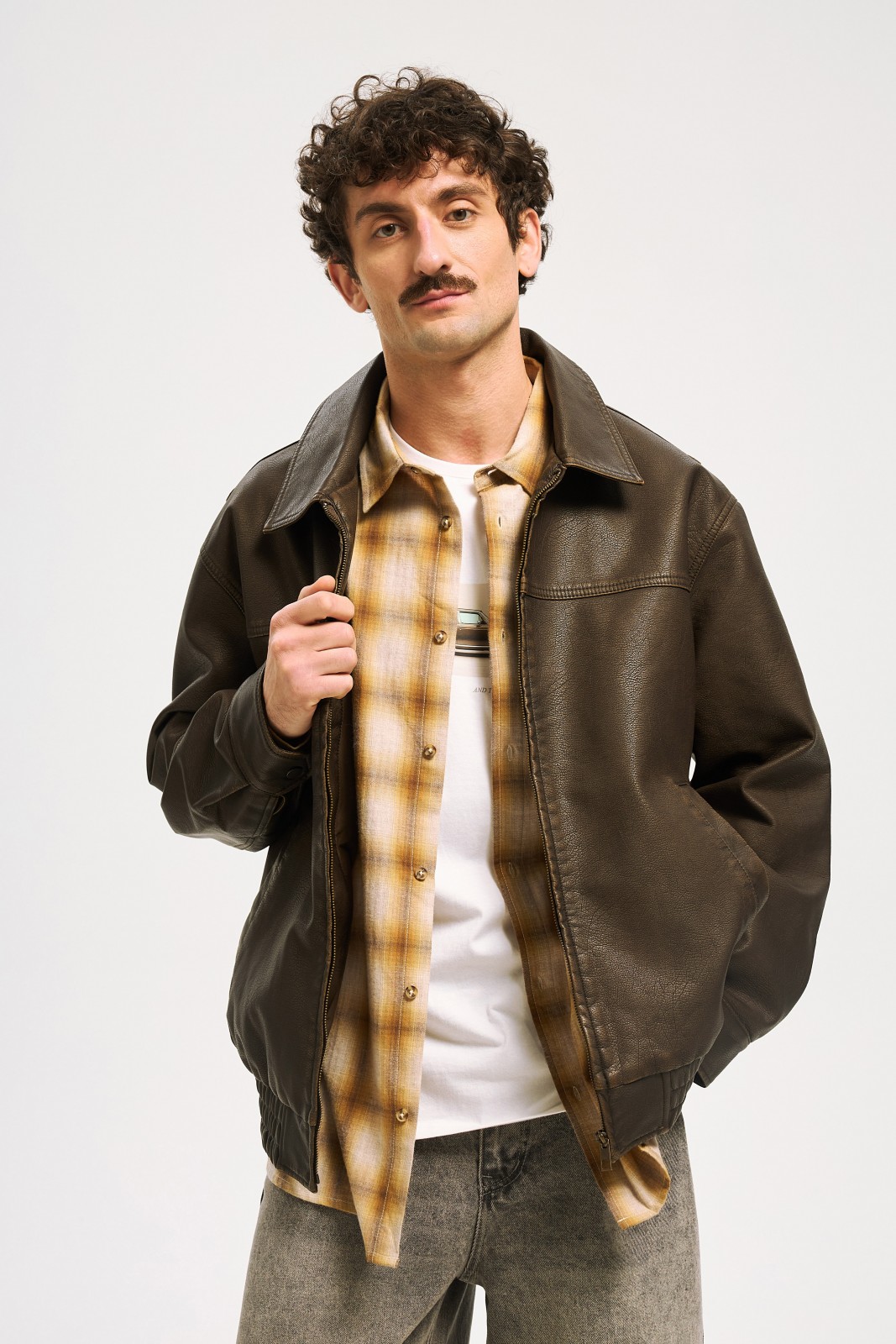 Куртка-бомбер из экокожи