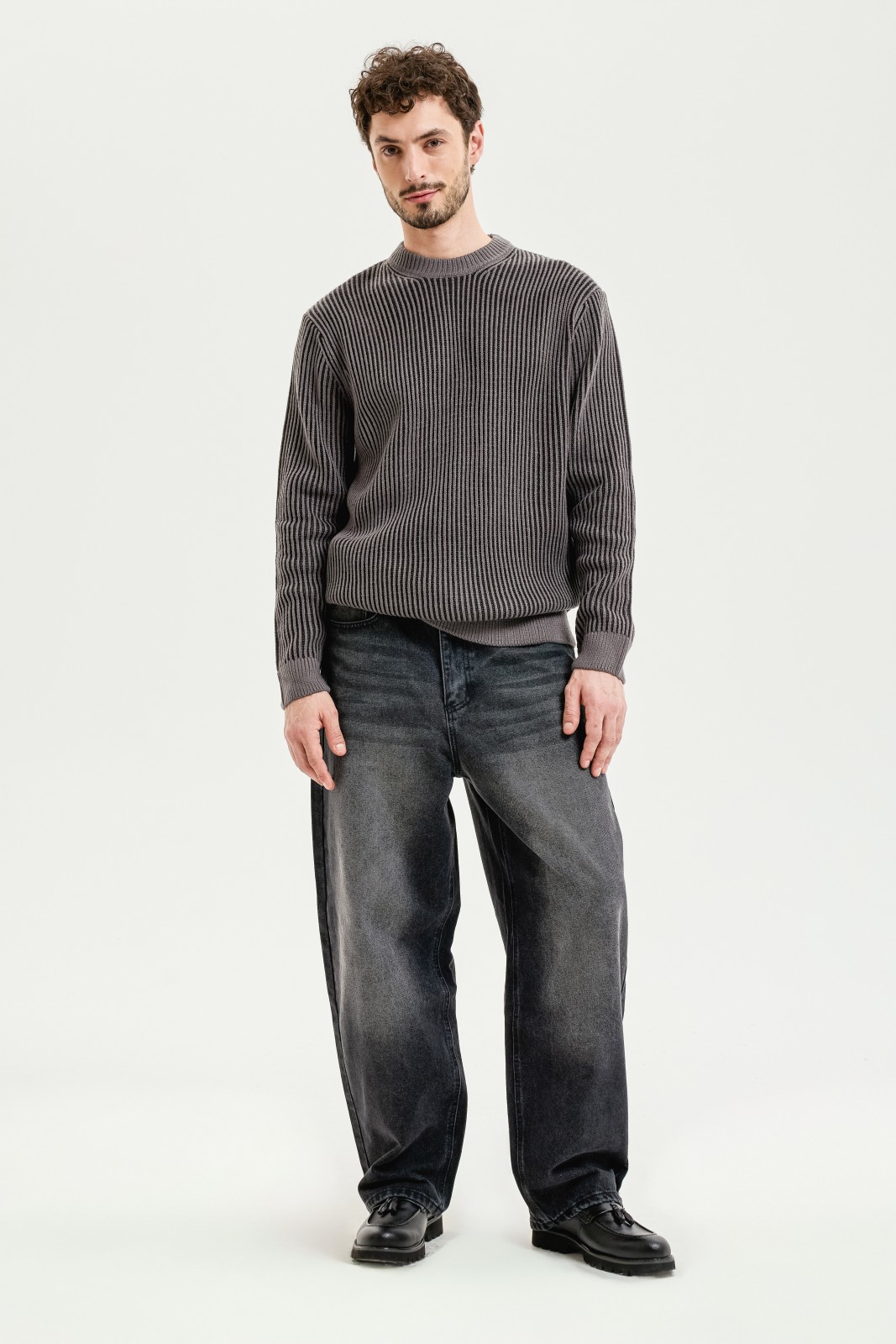 Тонкий вязаный джемпер из акрила