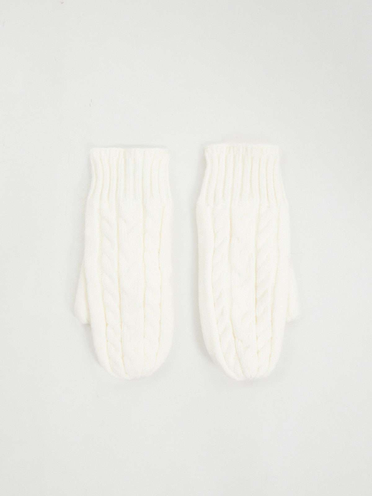 Тёплые вязаные варежки с косами