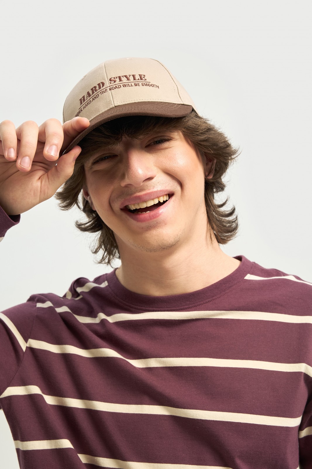 Тканевая бейсболка с контрастным козырьком