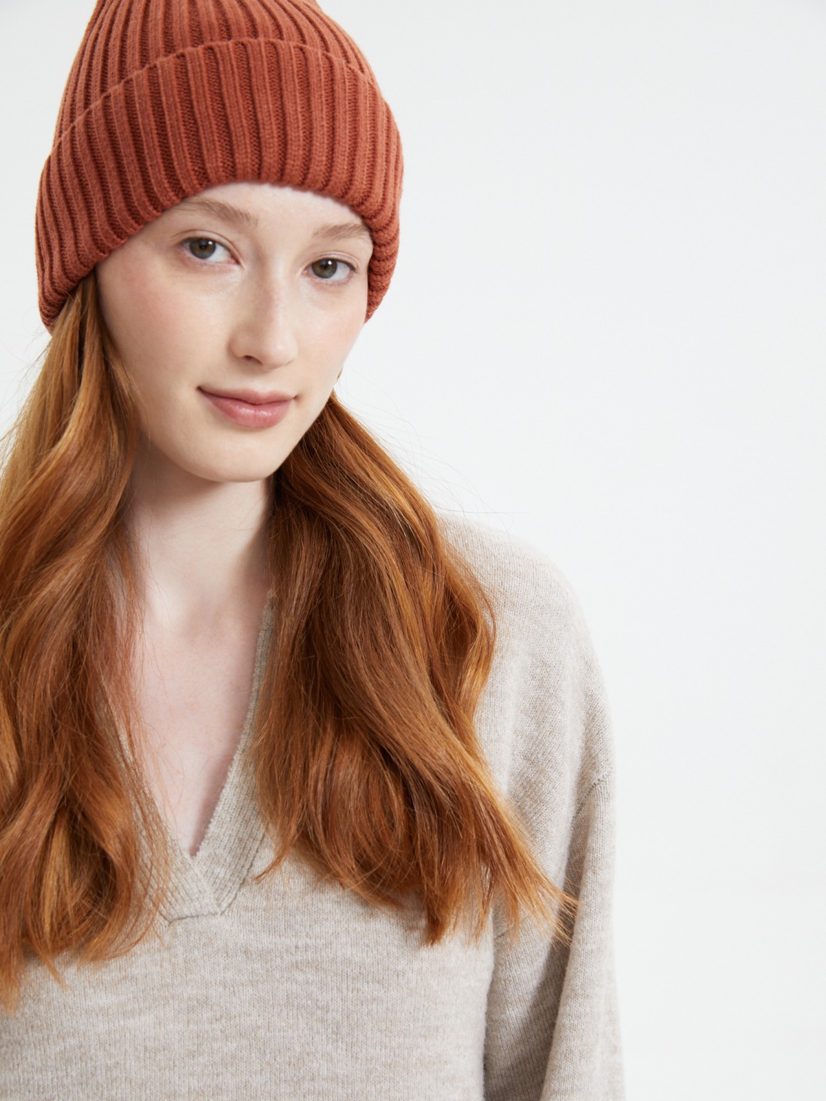 Вязаная шапка-бини с отворотом