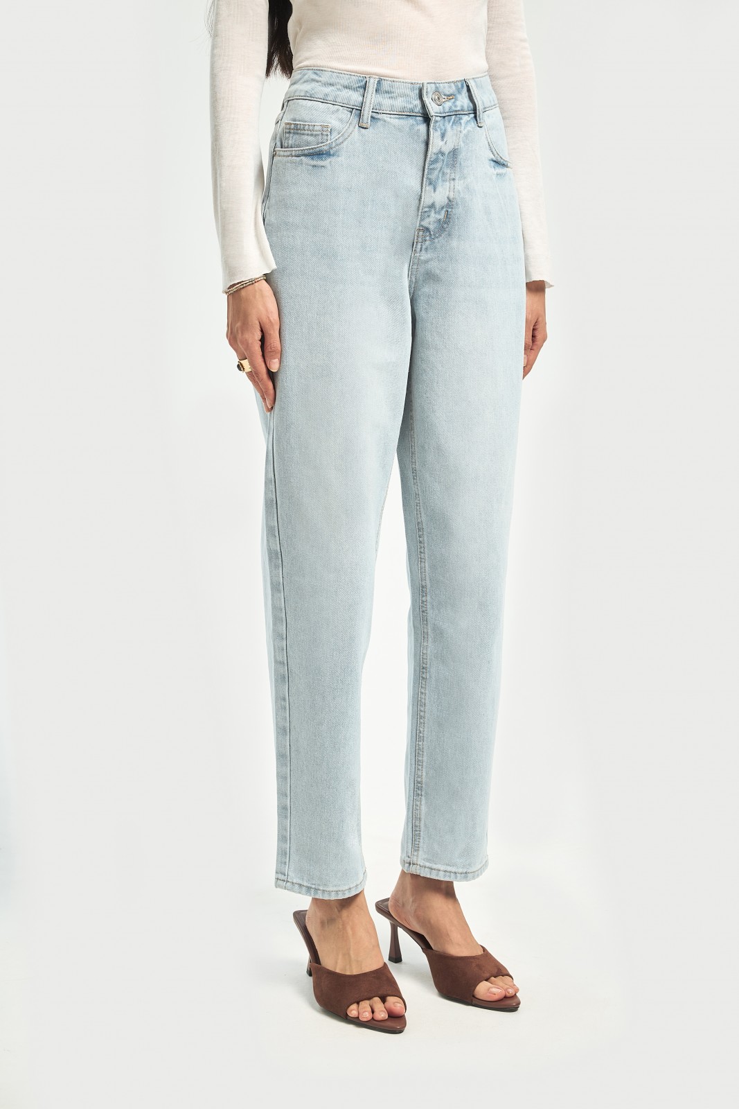 Джинсы силуэта Mom Fit с высокой посадкой