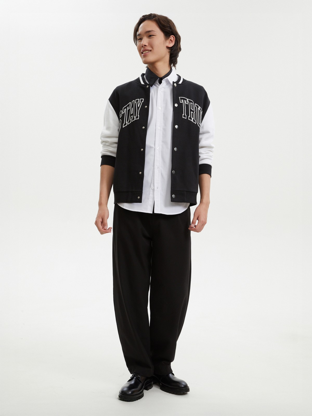 Трикотажный бомбер в колледж-стиле на кнопках