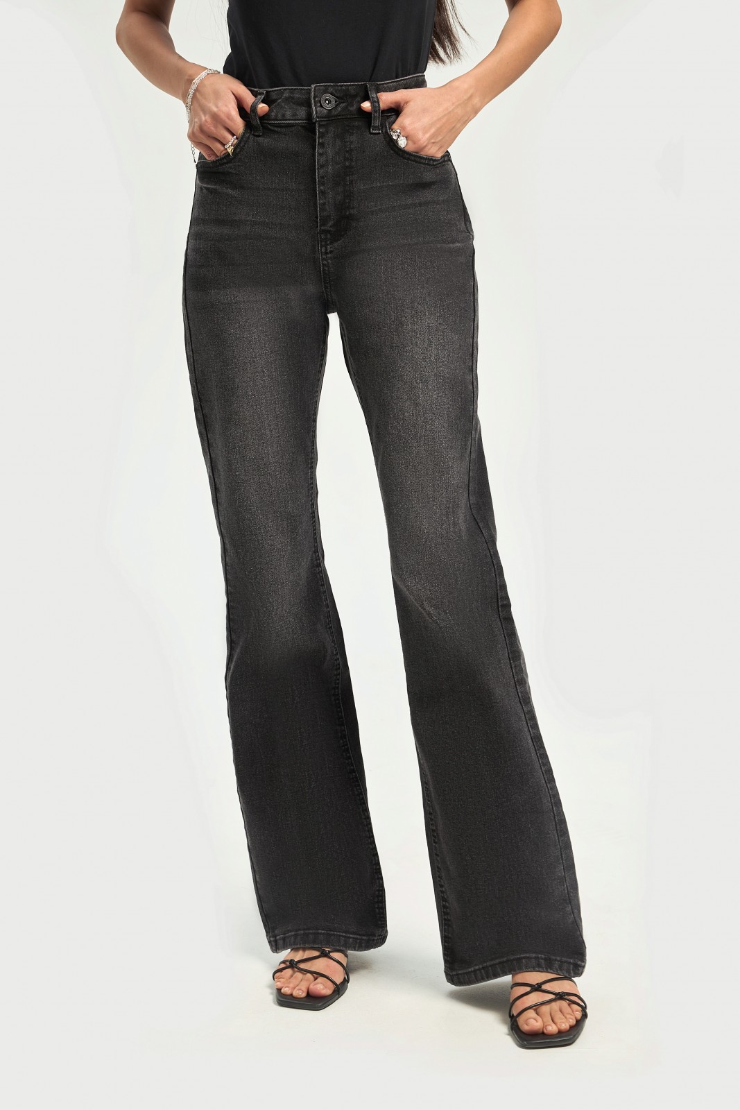 Джинсы силуэта Bootcut со средней посадкой