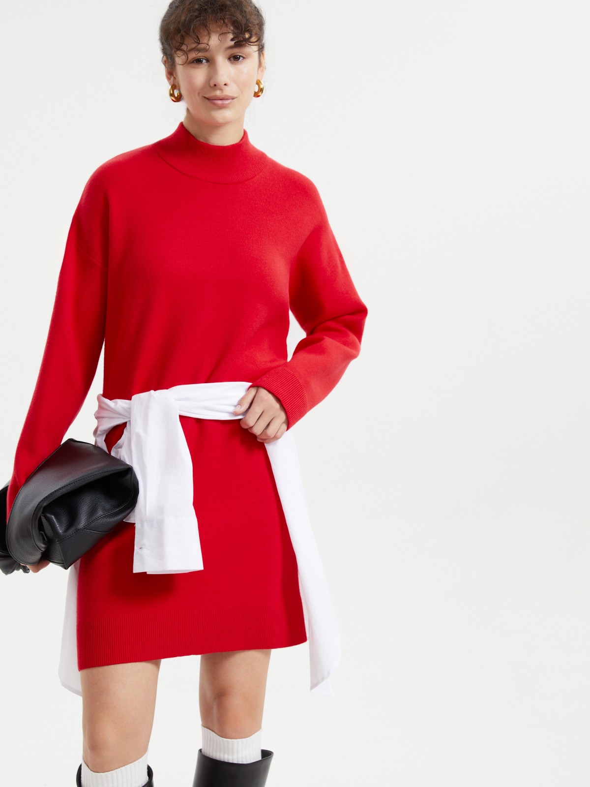 Вязаное платье-свитер с горлом