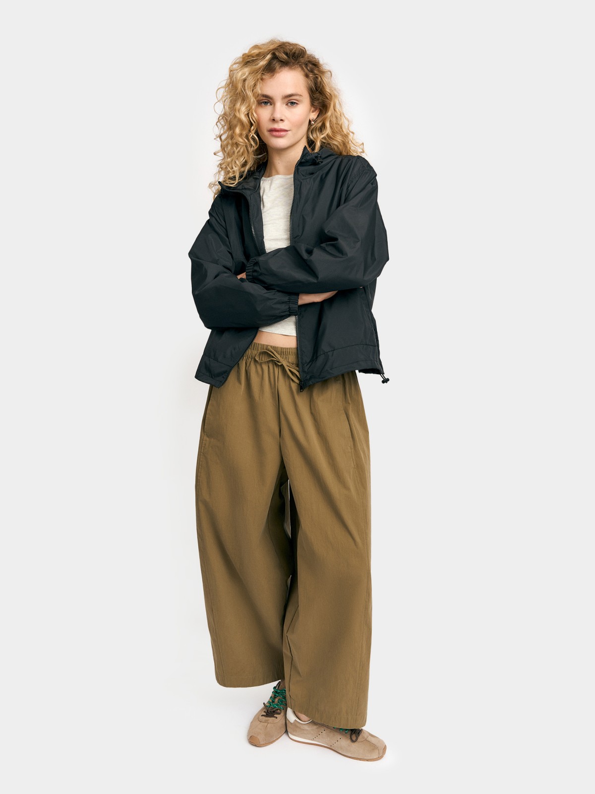 Куртка-ветровка с капюшоном без утеплителя