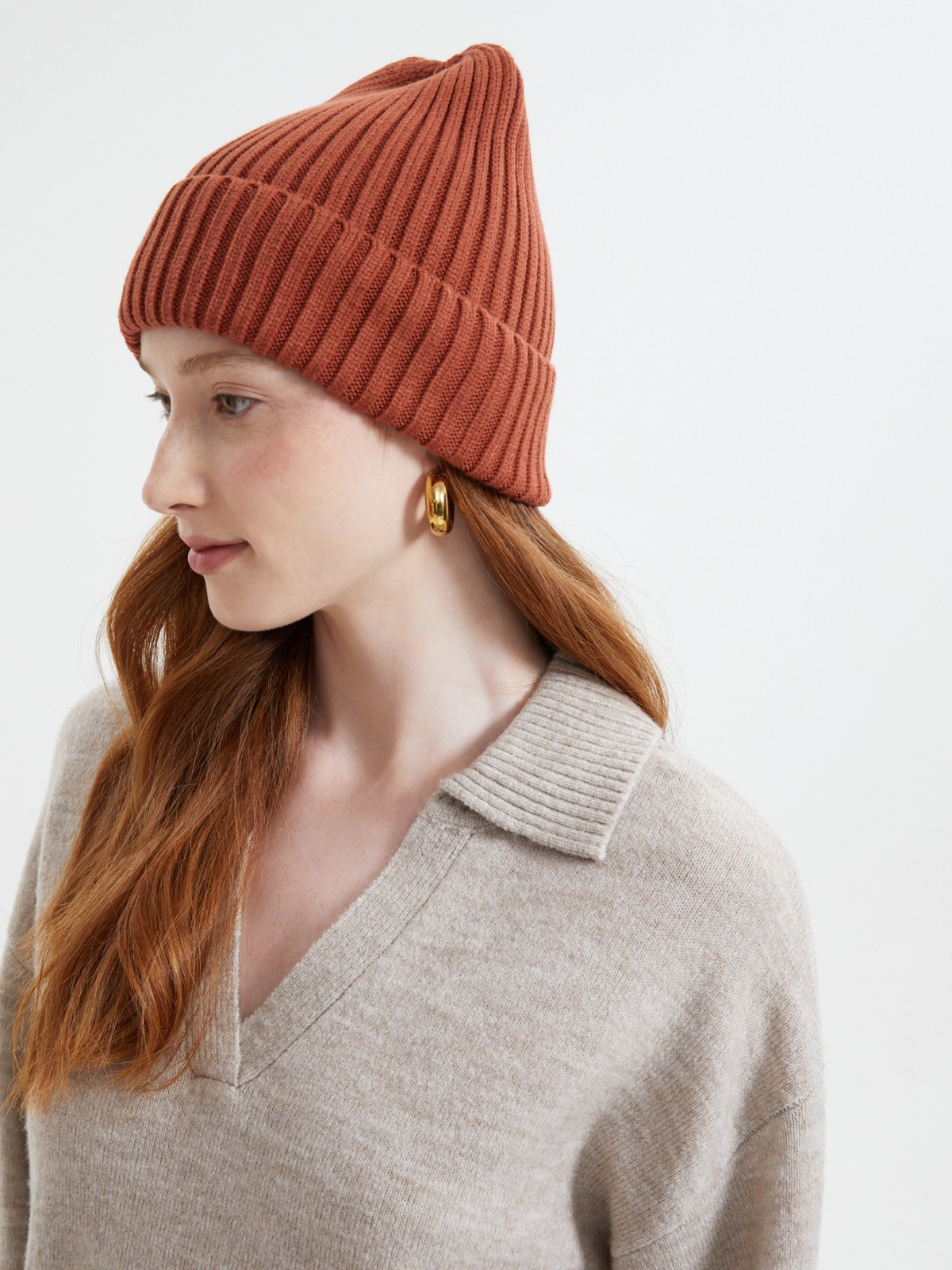 Вязаная шапка-бини с отворотом