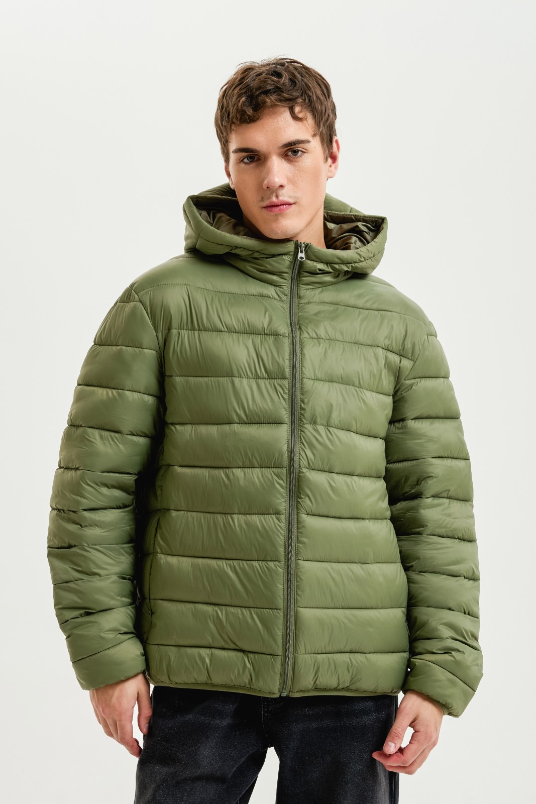 Лёгкая утеплённая стёганая куртка на молнии с капюшоном