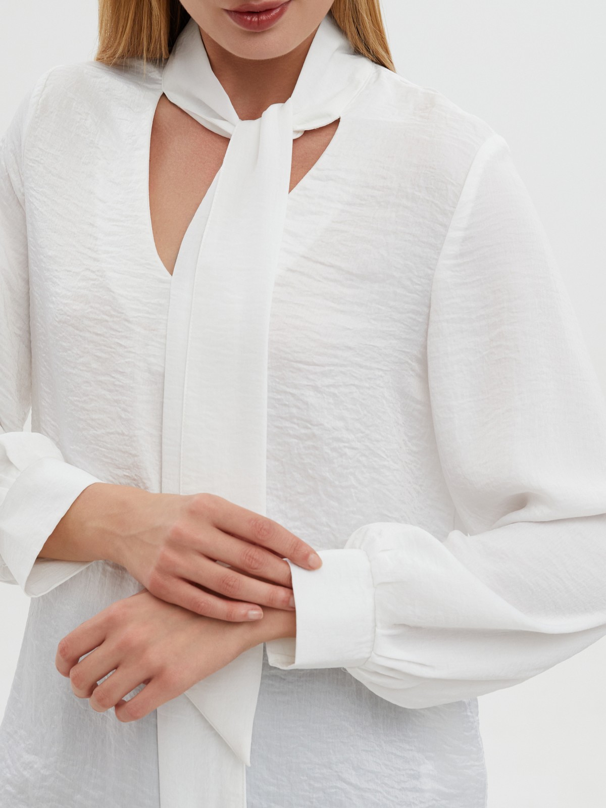 Блузка с длинным рукавом и бантом