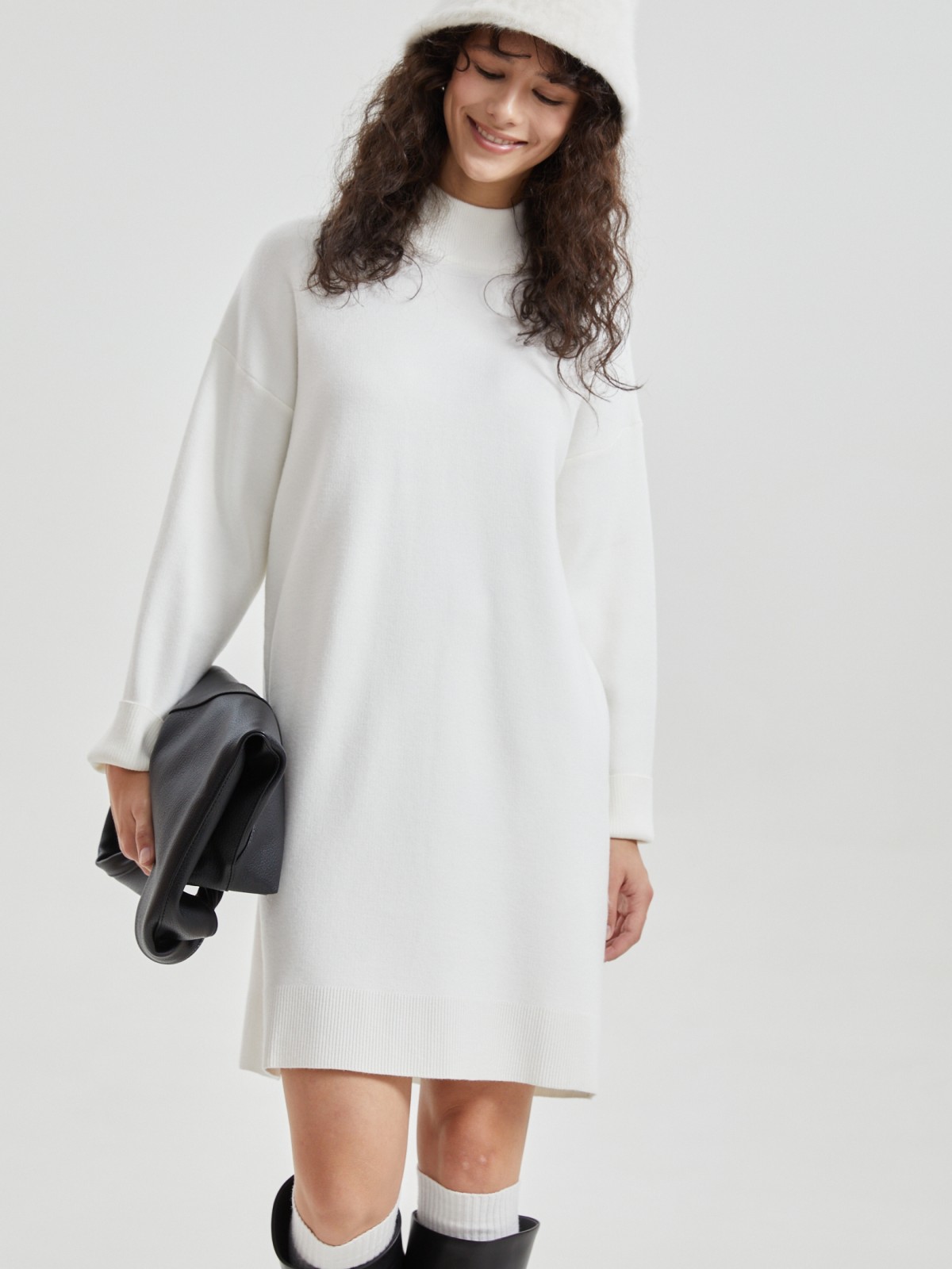 Вязаное платье-свитер с горлом