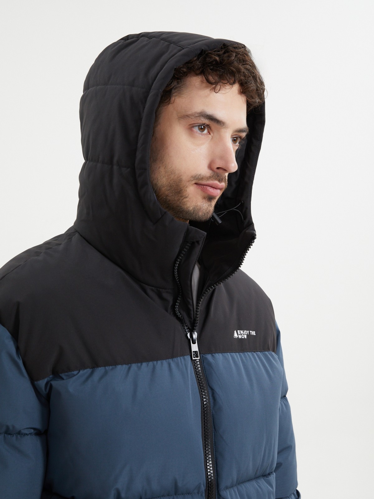 Тёплая куртка на молнии с капюшоном