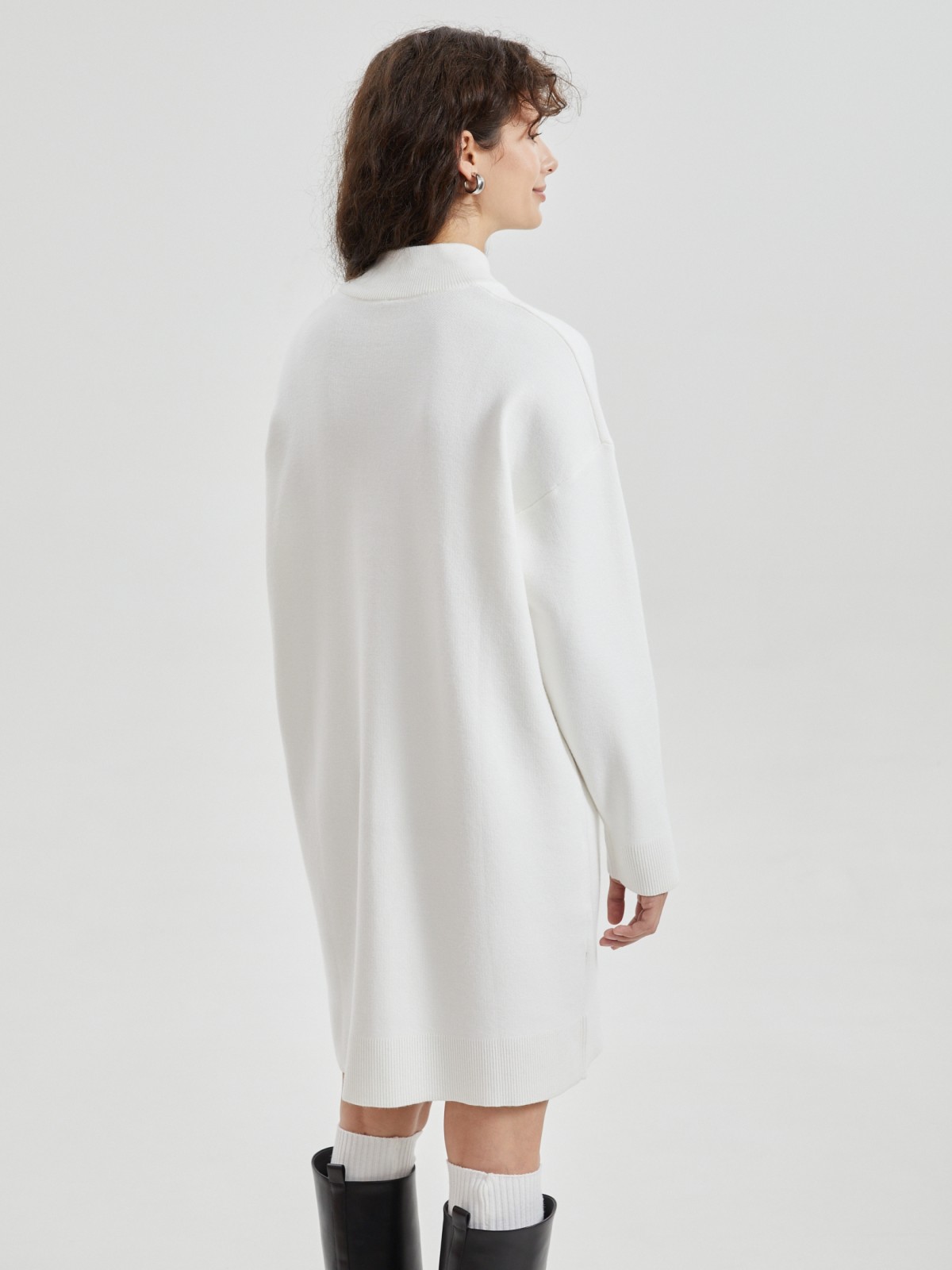 Вязаное платье-свитер с горлом