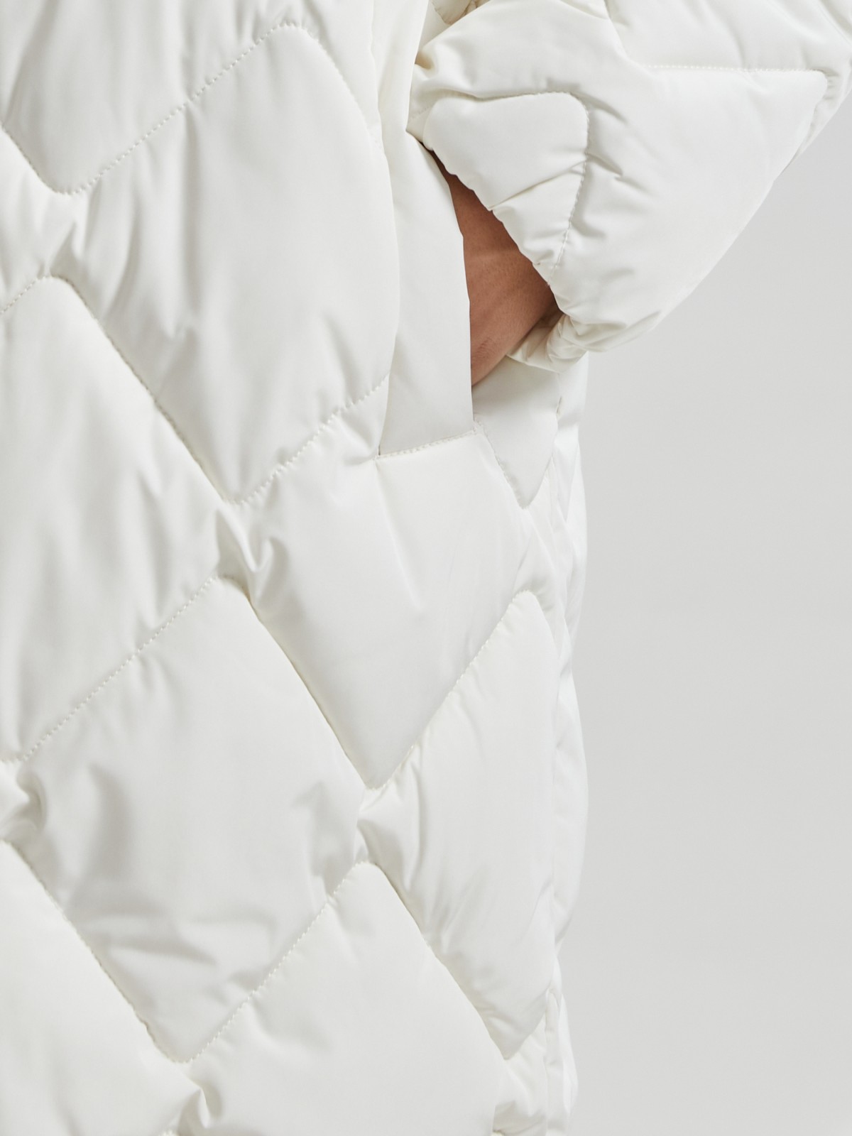 Тёплая стёганая куртка-пальто с капюшоном и поясом