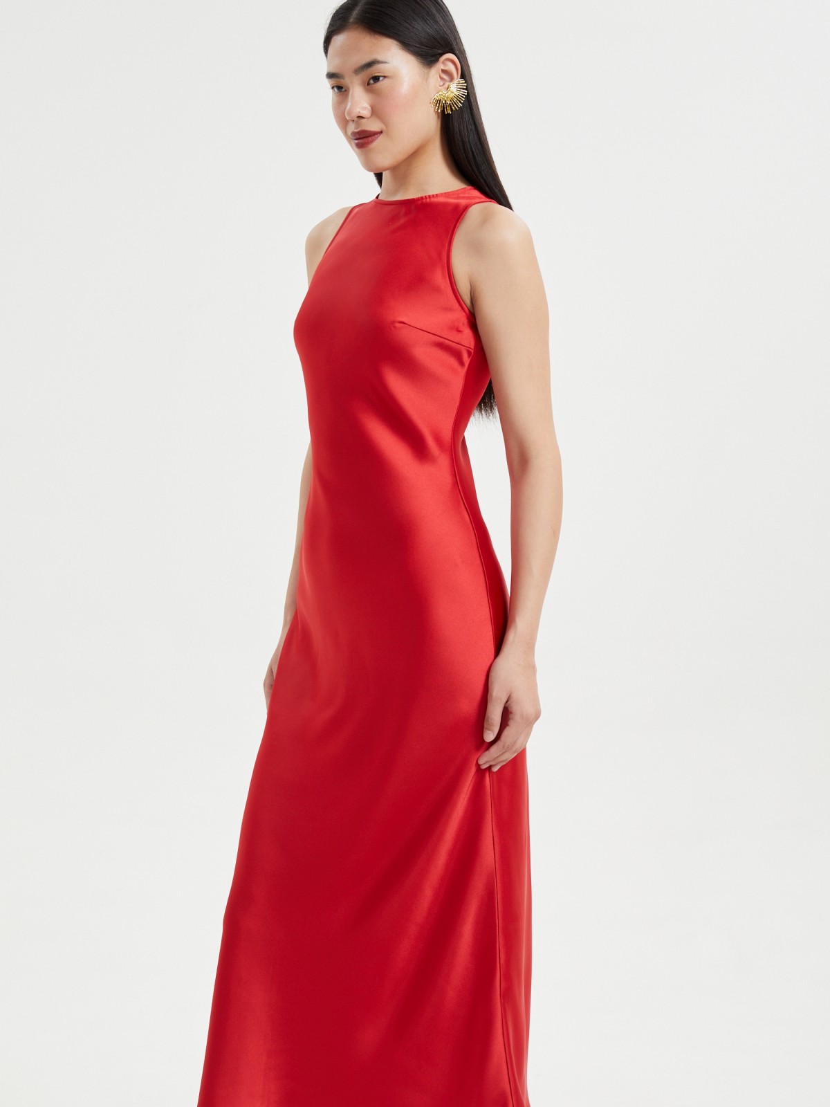 Атласное платье миди без рукавов