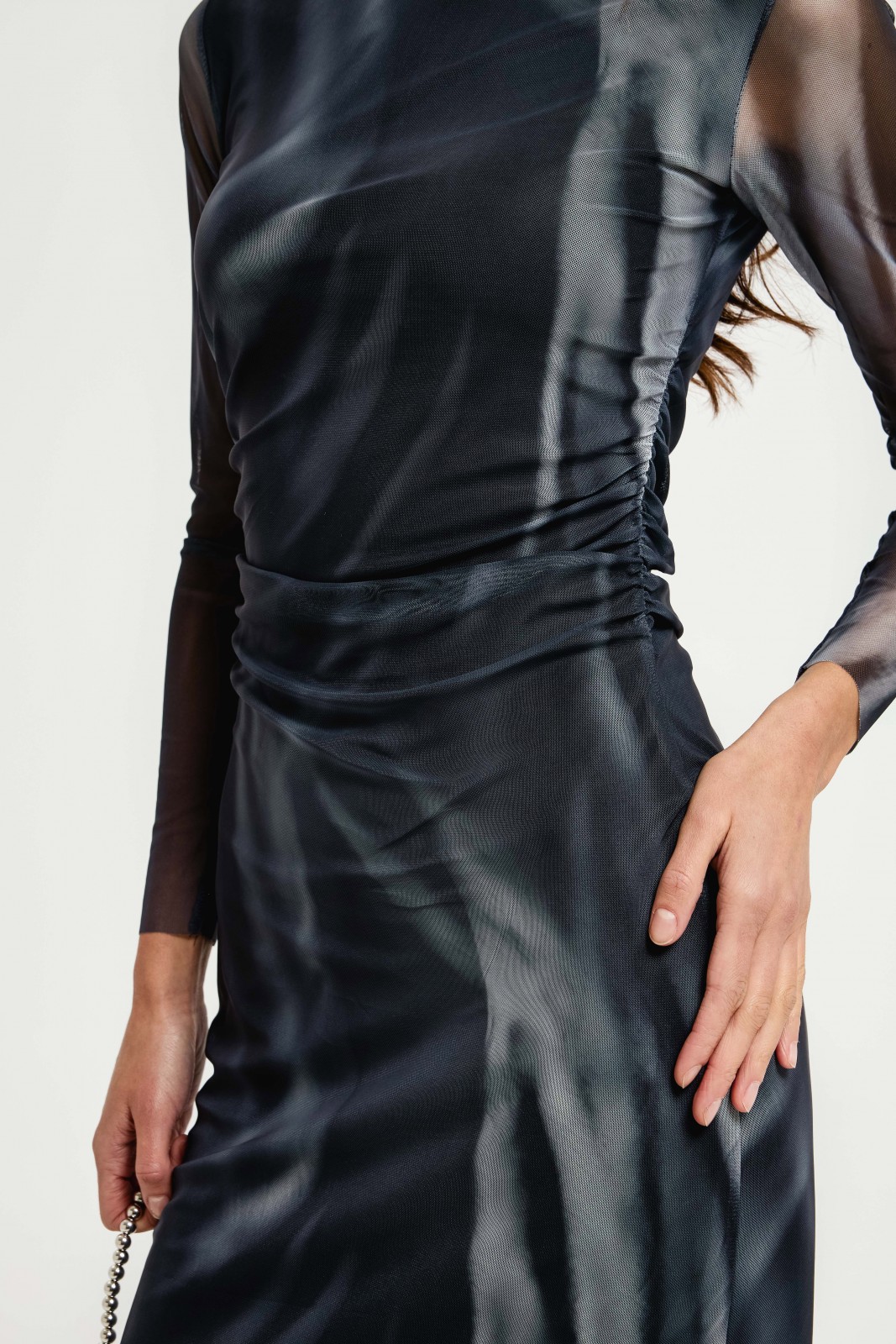 Платье из сетки с драпировкой и принтом