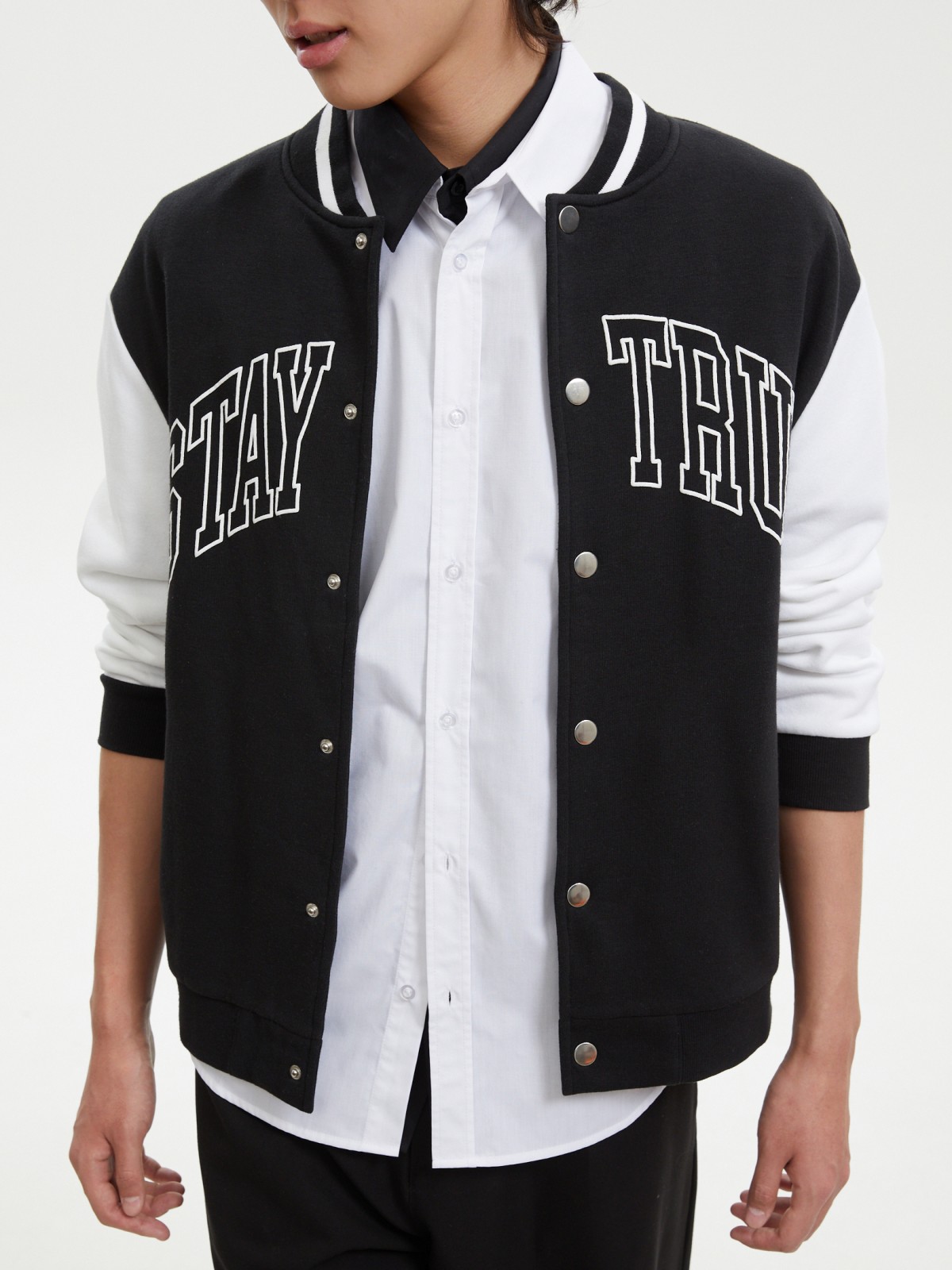 Трикотажный бомбер в колледж-стиле на кнопках