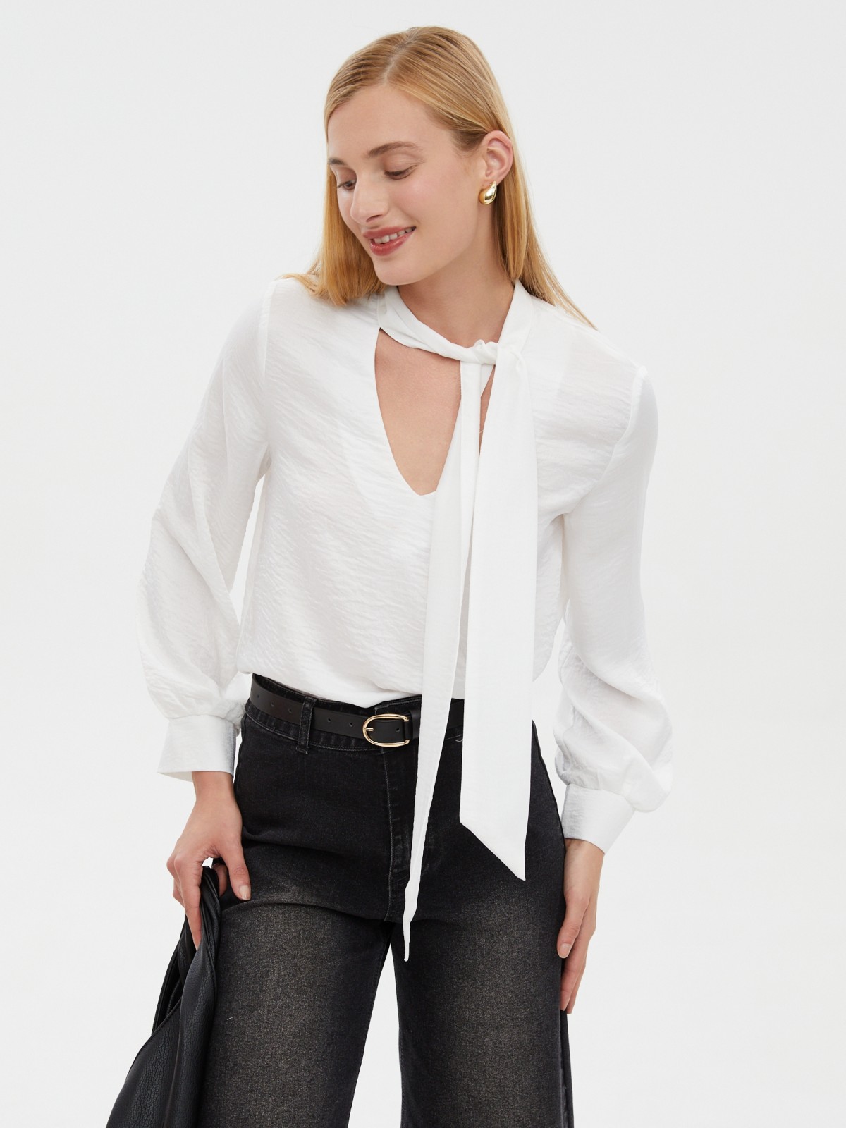 Блузка с длинным рукавом и бантом