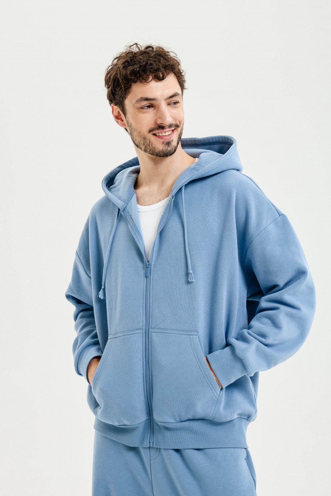 Толстовка на молнии с капюшоном