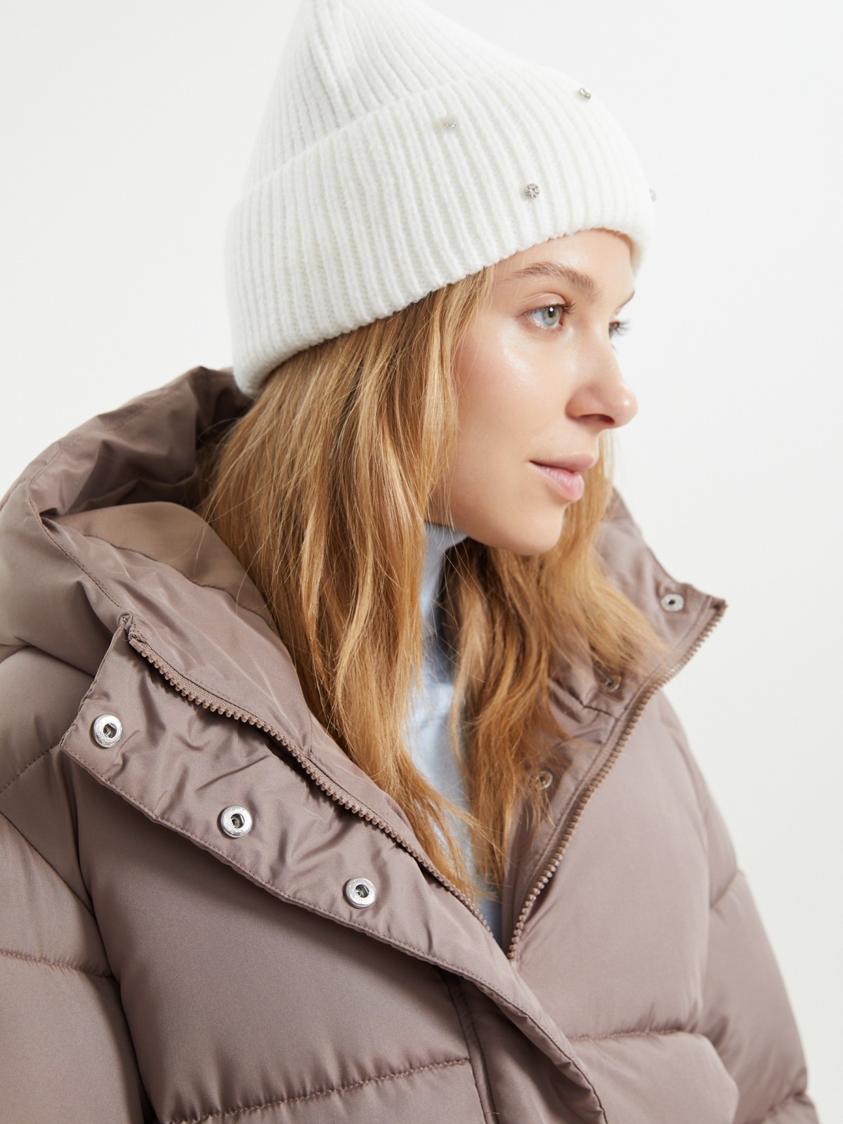 Вязаная шапка-бини со стразами