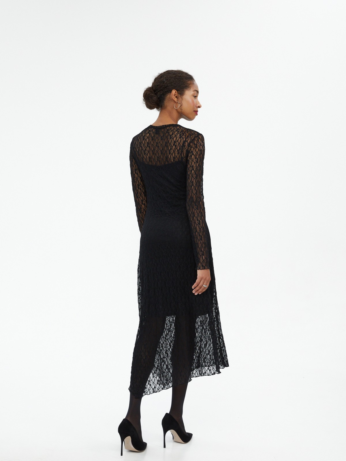 Асимметричное платье из кружева с нижней комбинацией