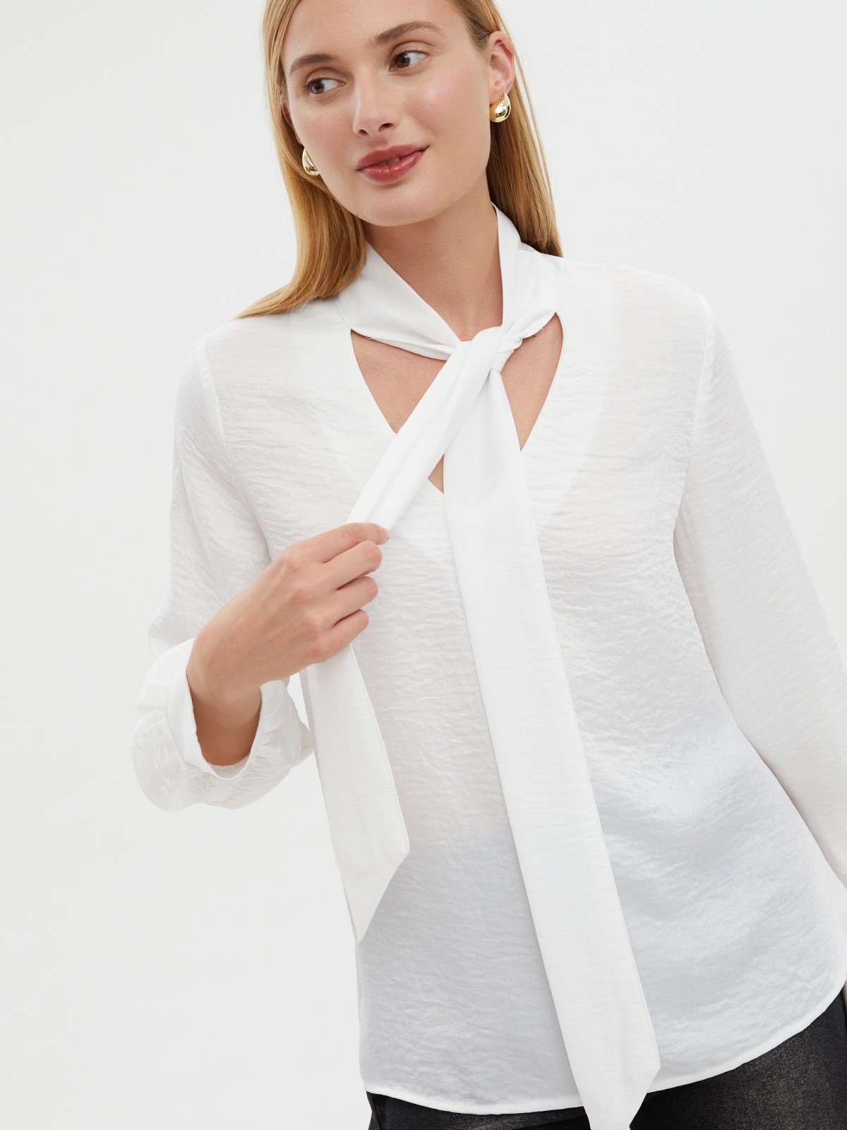 Блузка с длинным рукавом и бантом