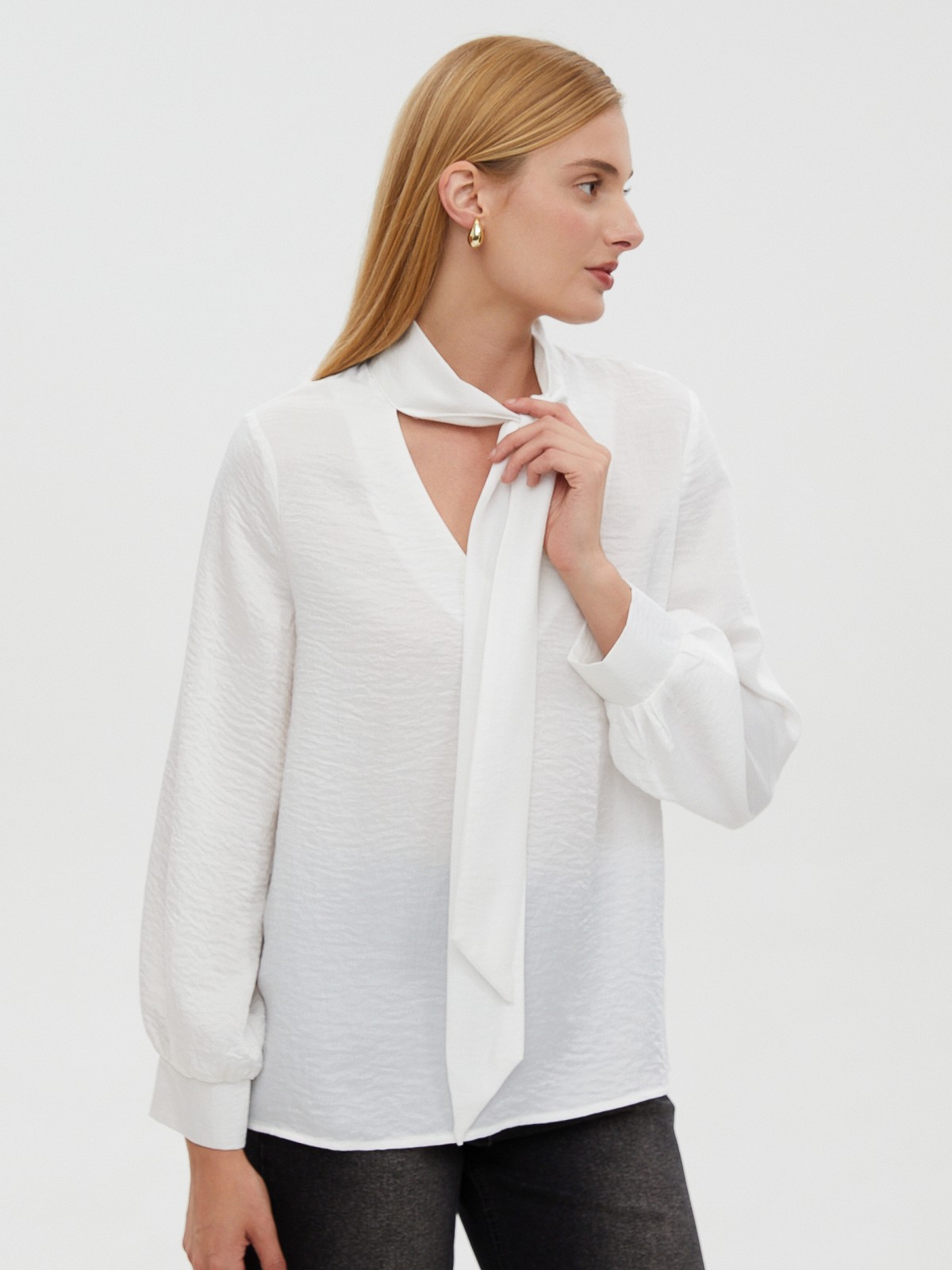 Блузка с длинным рукавом и бантом