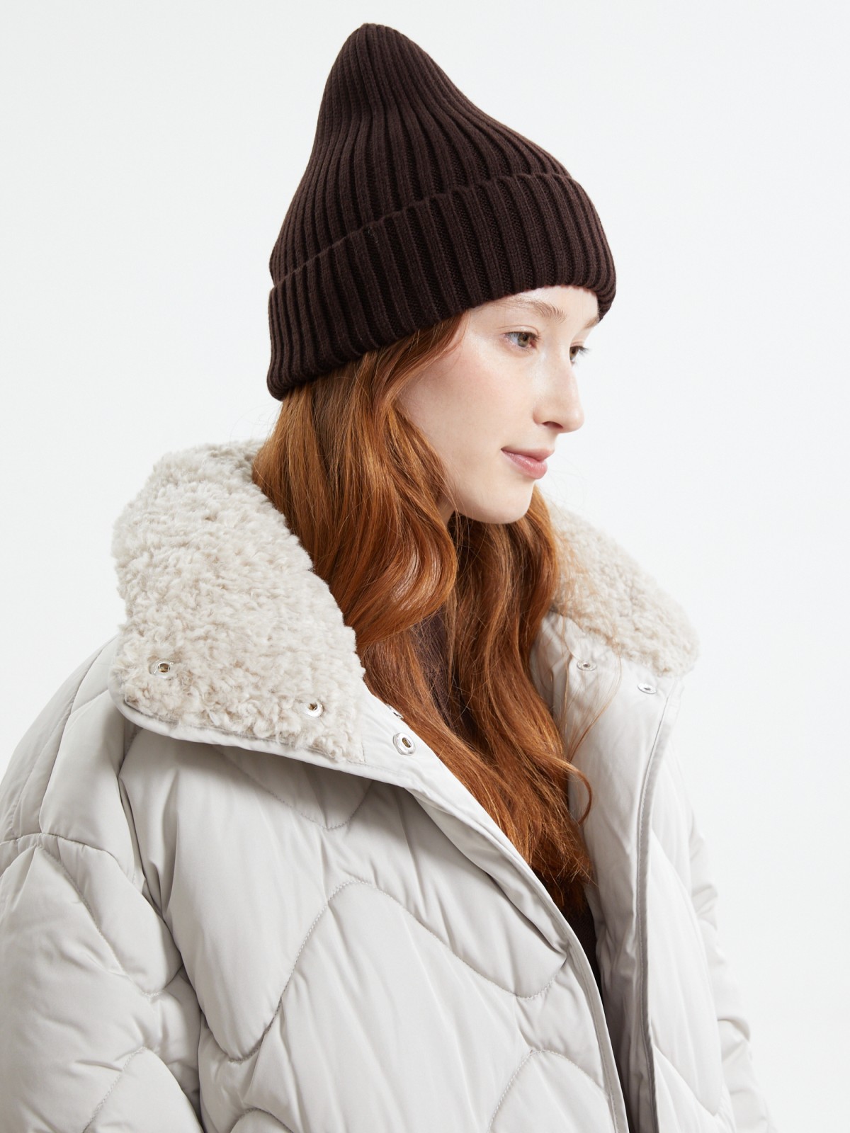 Вязаная шапка-бини с отворотом