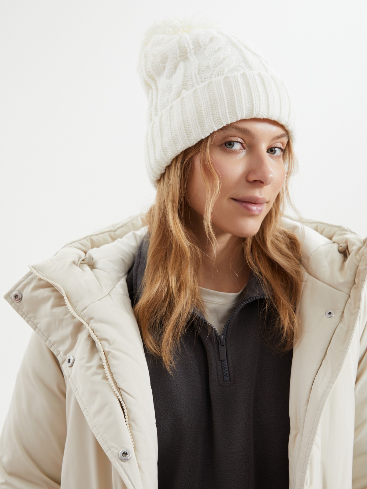 Тёплая вязаная шапка-бини с помпоном и флисом