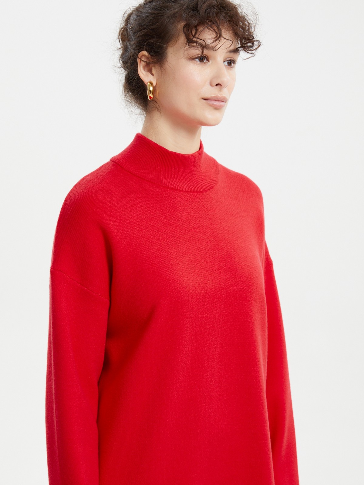 Вязаное платье-свитер с горлом