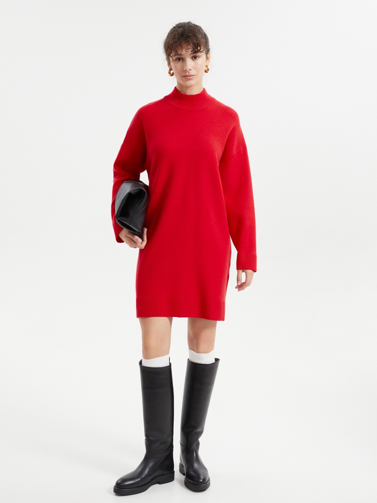 Вязаное платье-свитер с горлом