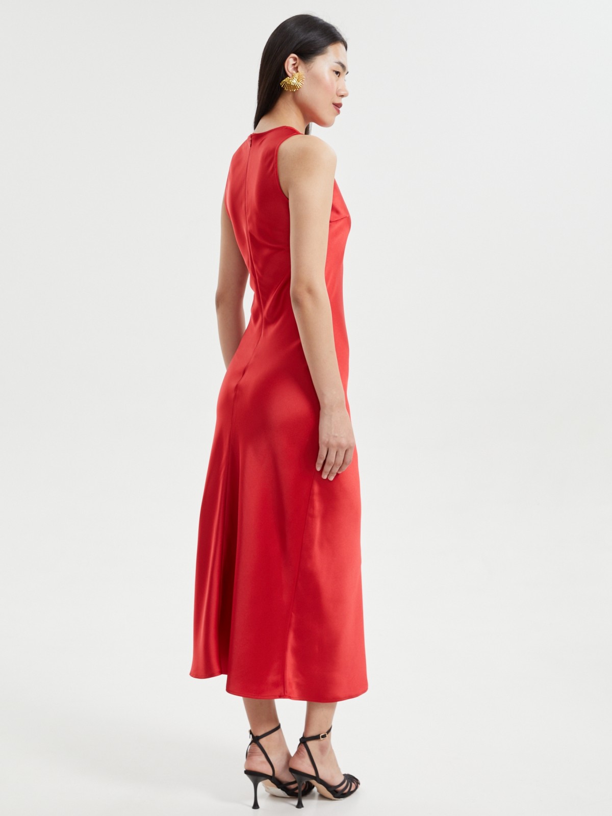 Атласное платье миди без рукавов