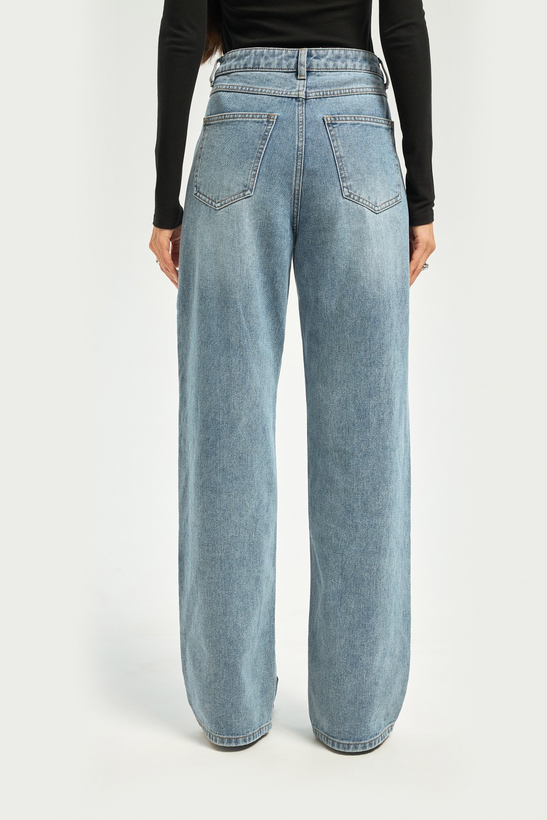 Джинсы силуэта Wide