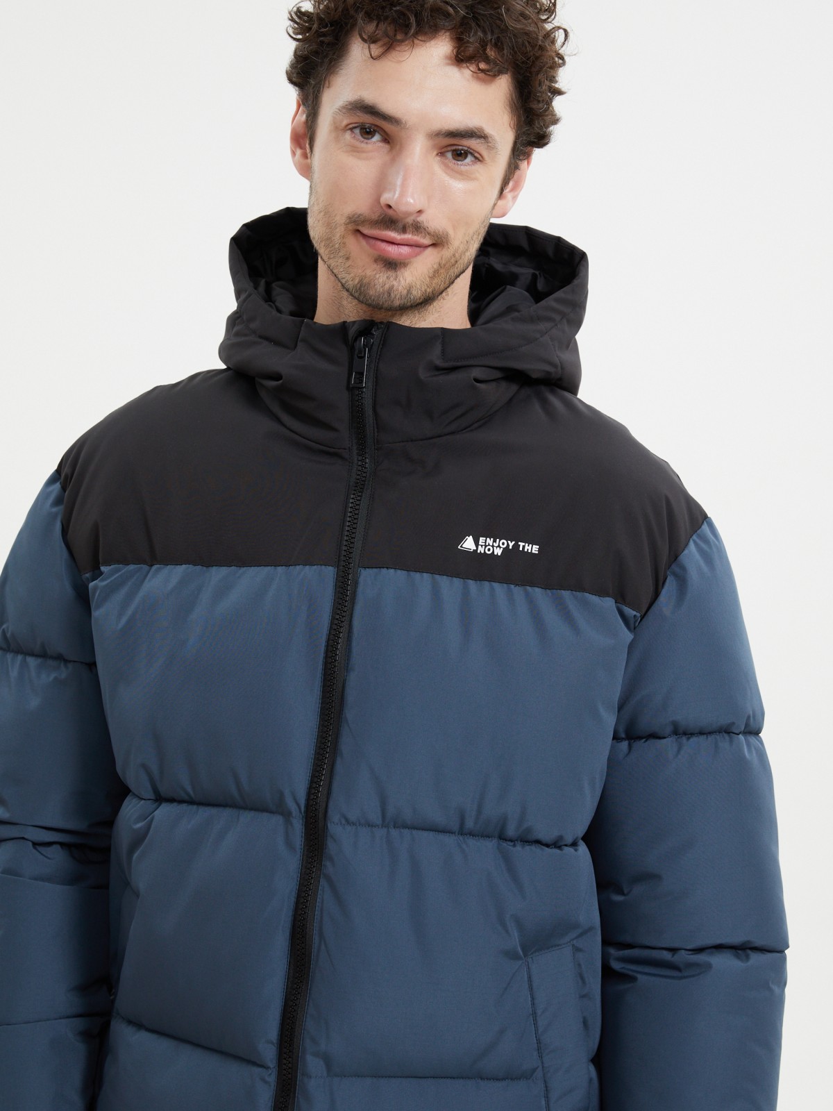 Тёплая куртка на молнии с капюшоном