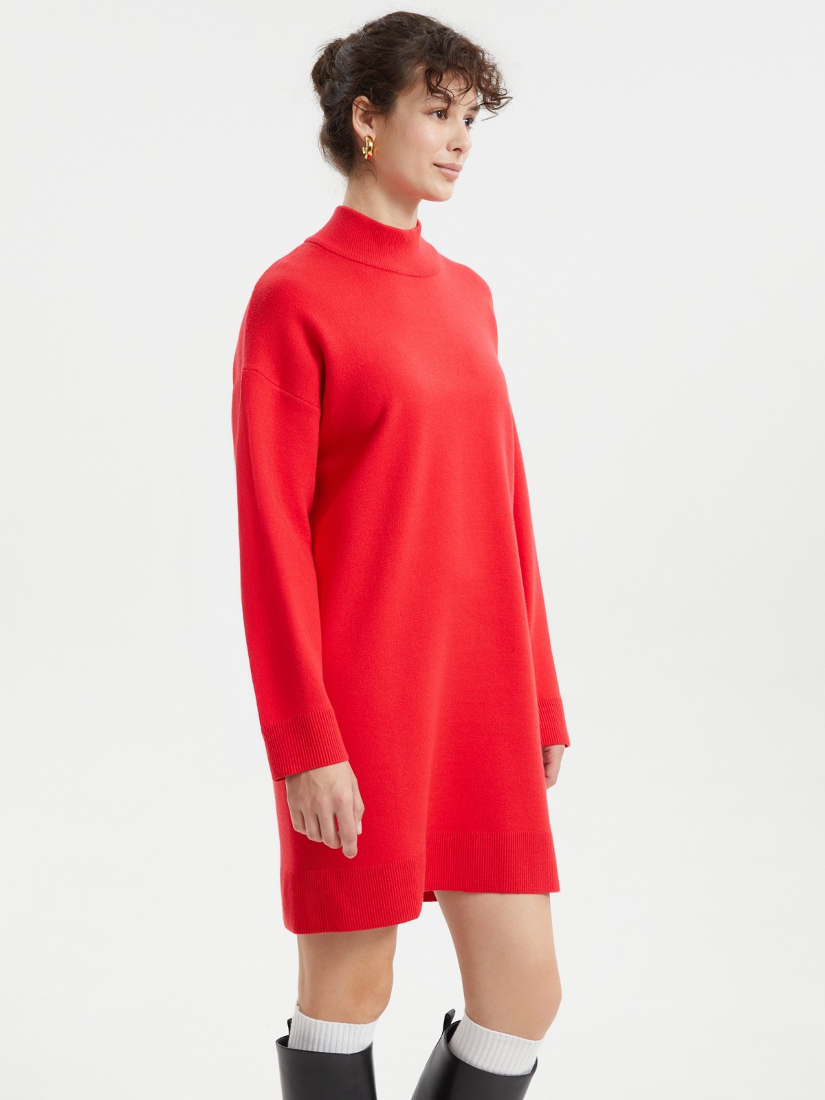 Вязаное платье-свитер с горлом